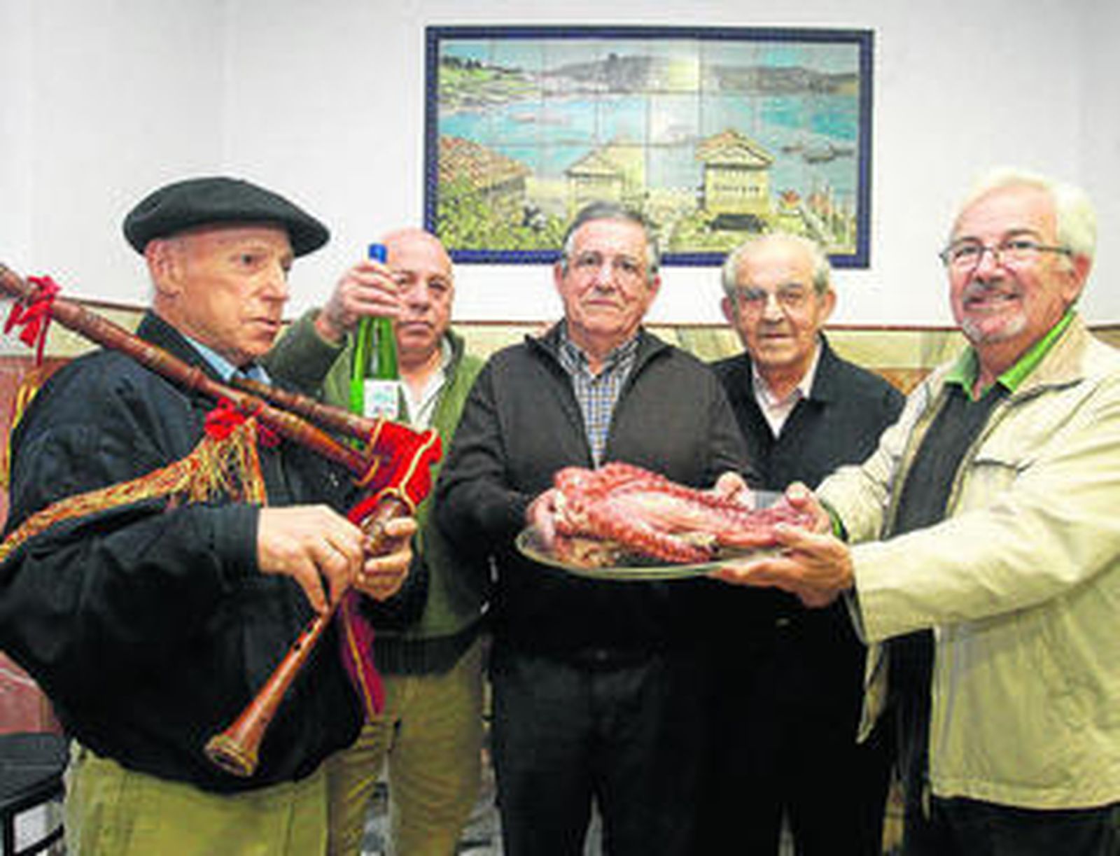 Los organizadores del evento, reunidos ayer en el bar Casa Elías.