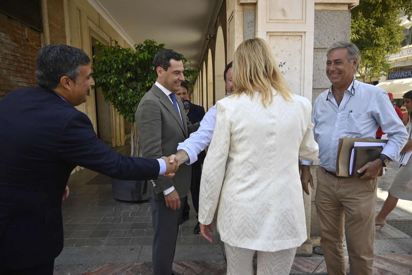 Visita de Juanma Moreno al Ayuntamiento de Huelva, en Imágenes