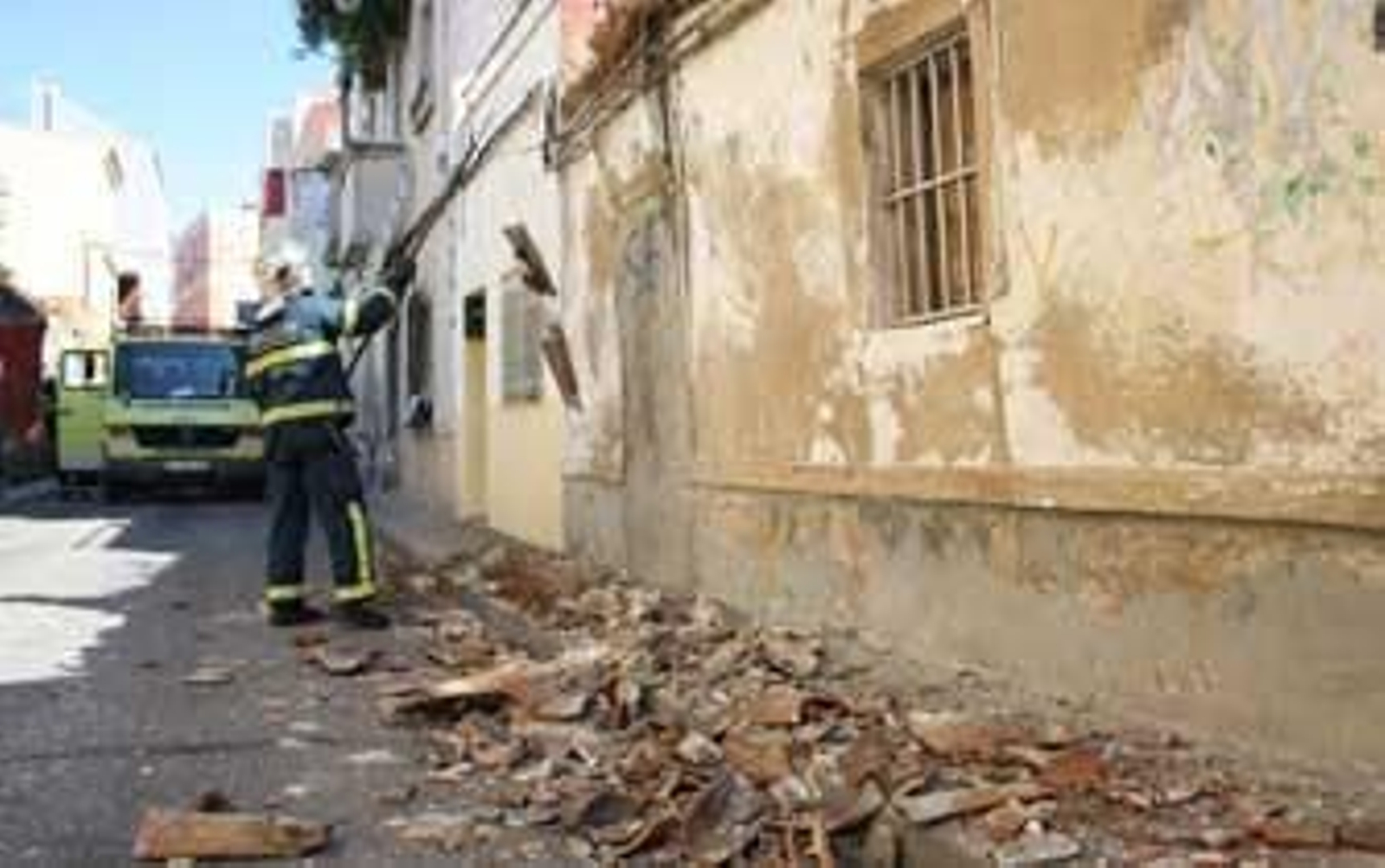 Caen la fachada y parte del tejado de una casa abandonada en el centro de Algeciras