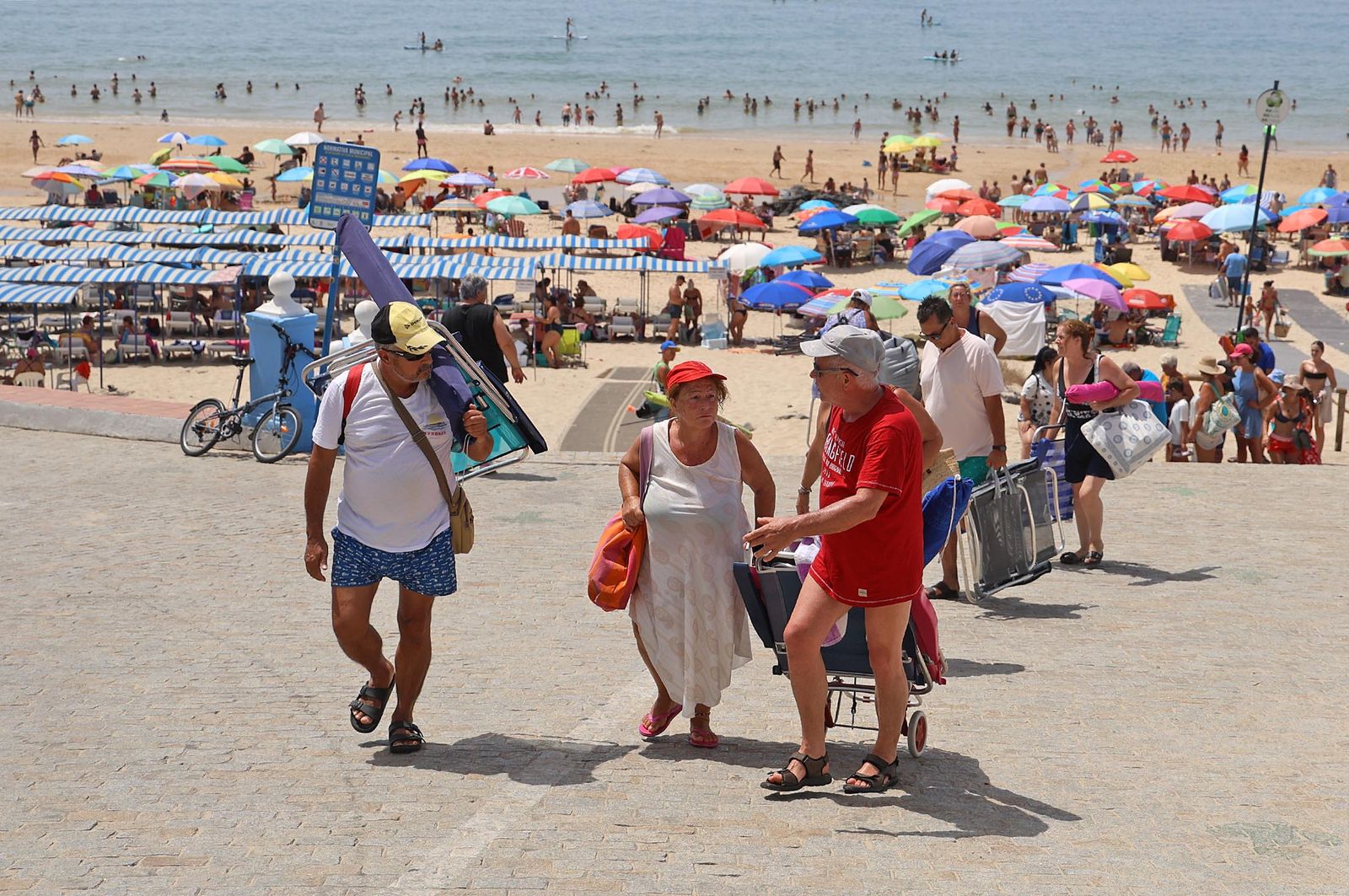Imágenes del caluroso día en la playa de Matalascañas