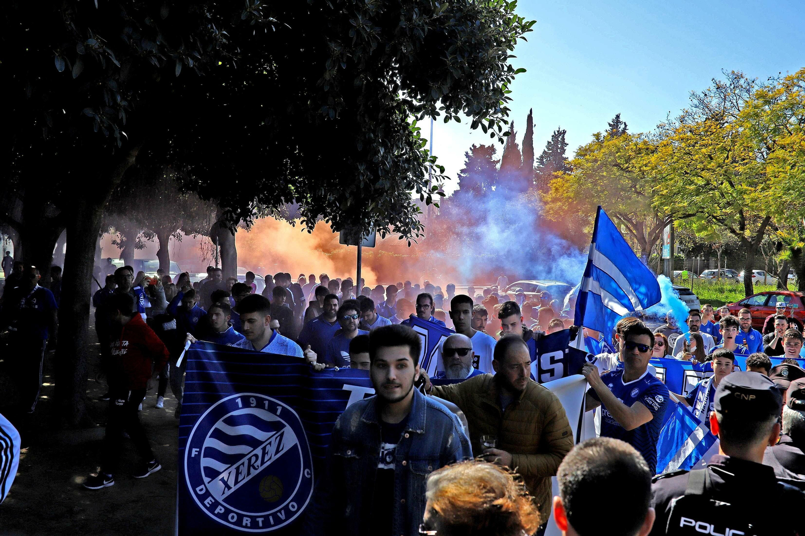 Recibimiento de la afición antes del derbi