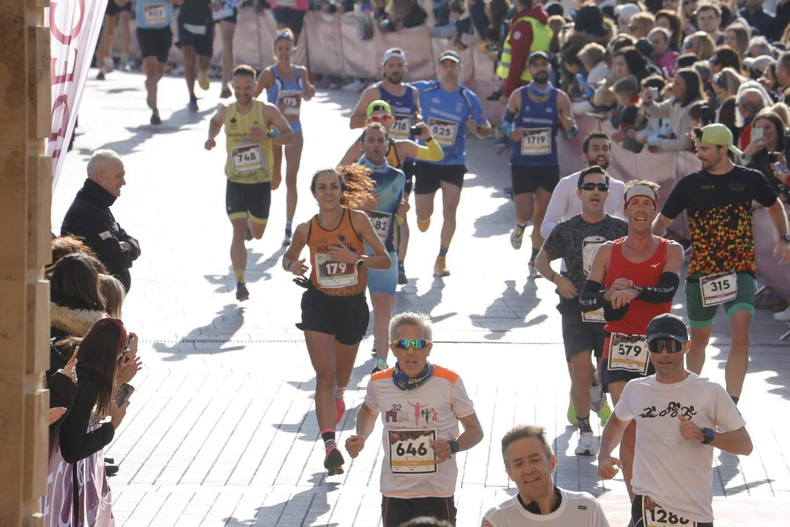 Media Maratón de Córdoba 2023: La gloria de cruzar la Puerta del Puente, en imágenes
