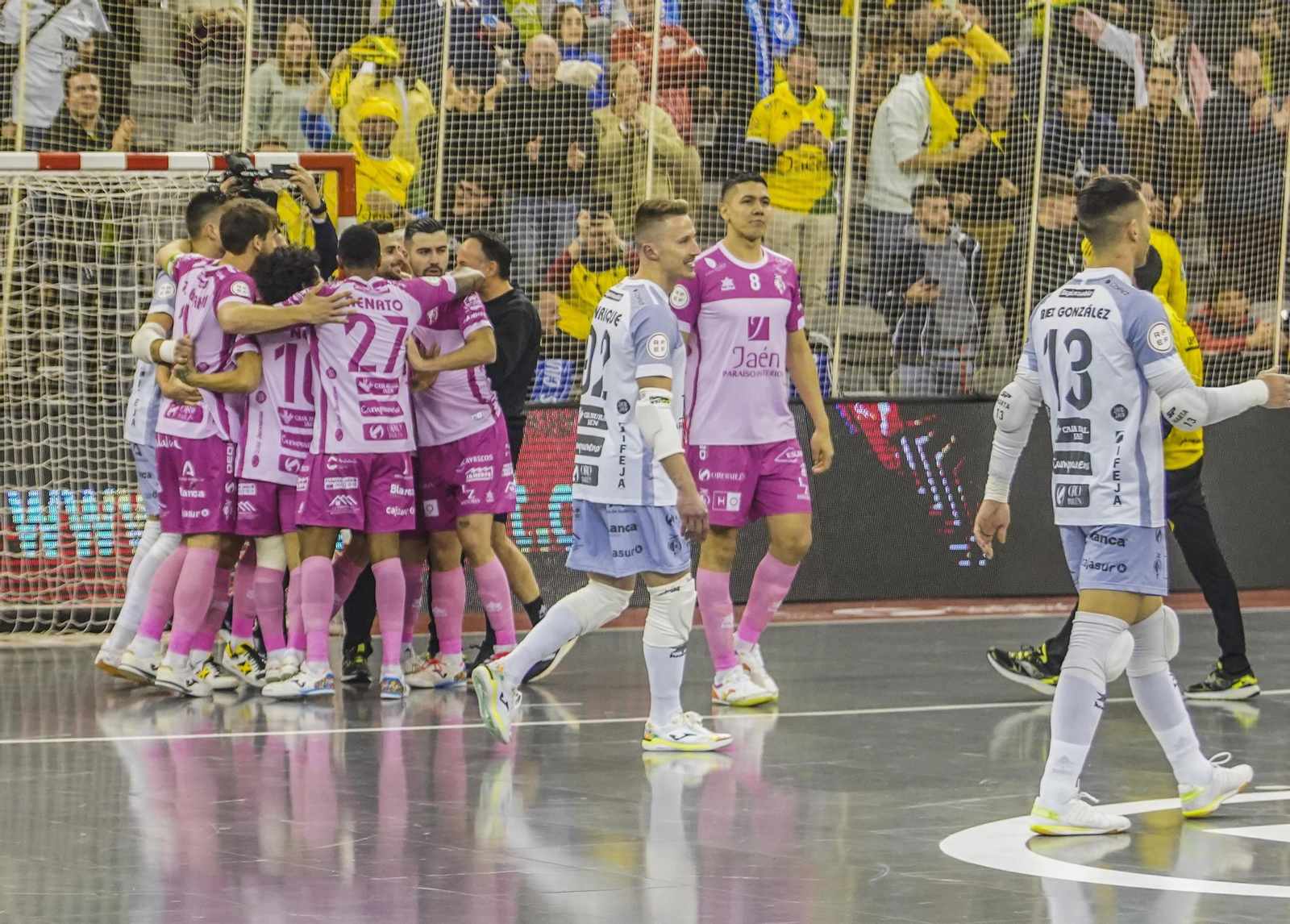 La marea amarilla del Jaén FS toma el Palacio de los Deportes de Granada