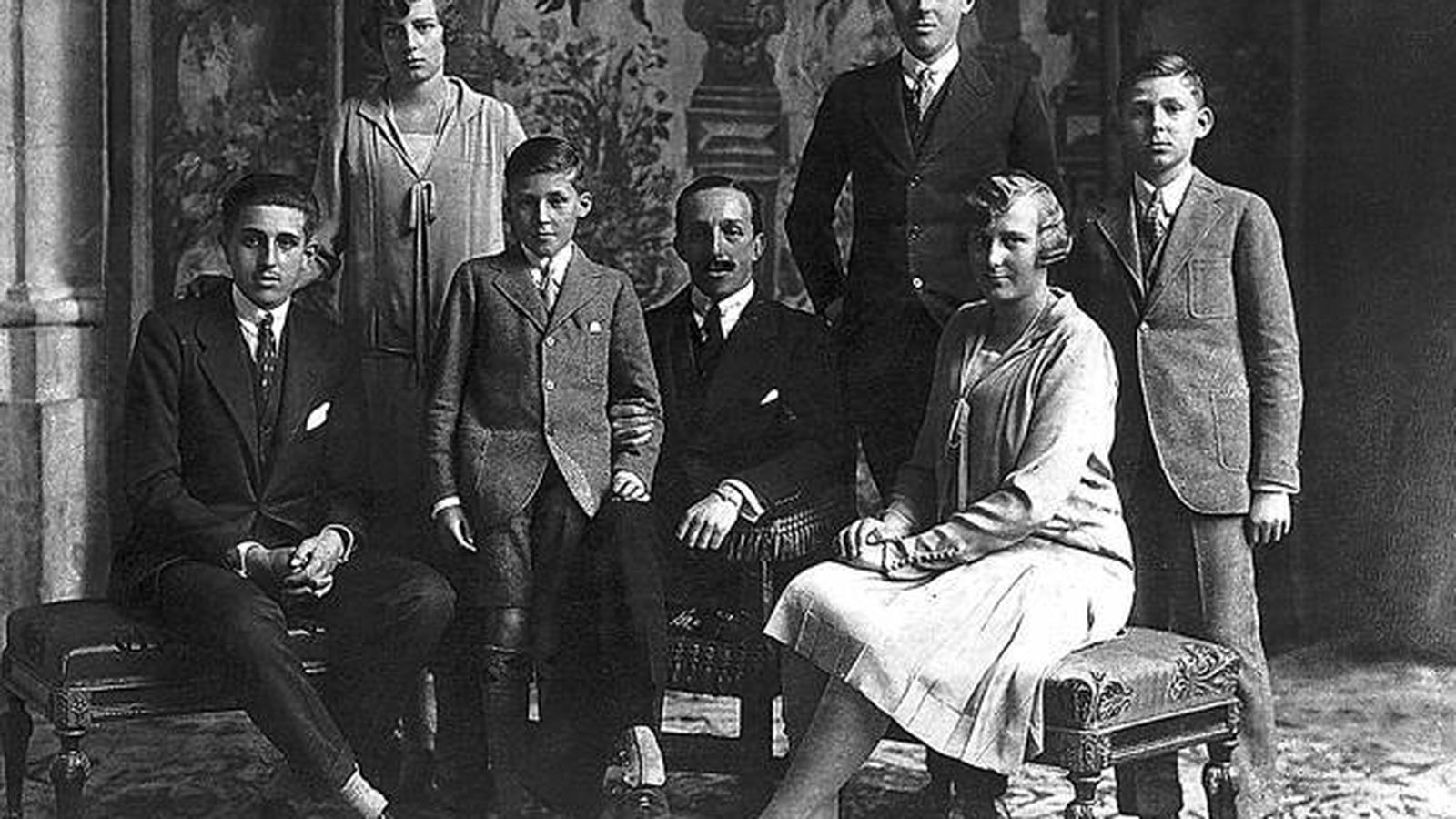 Alfonso XIII con sus seis hijos. Entre ellos, las infantas Baby y Crista.