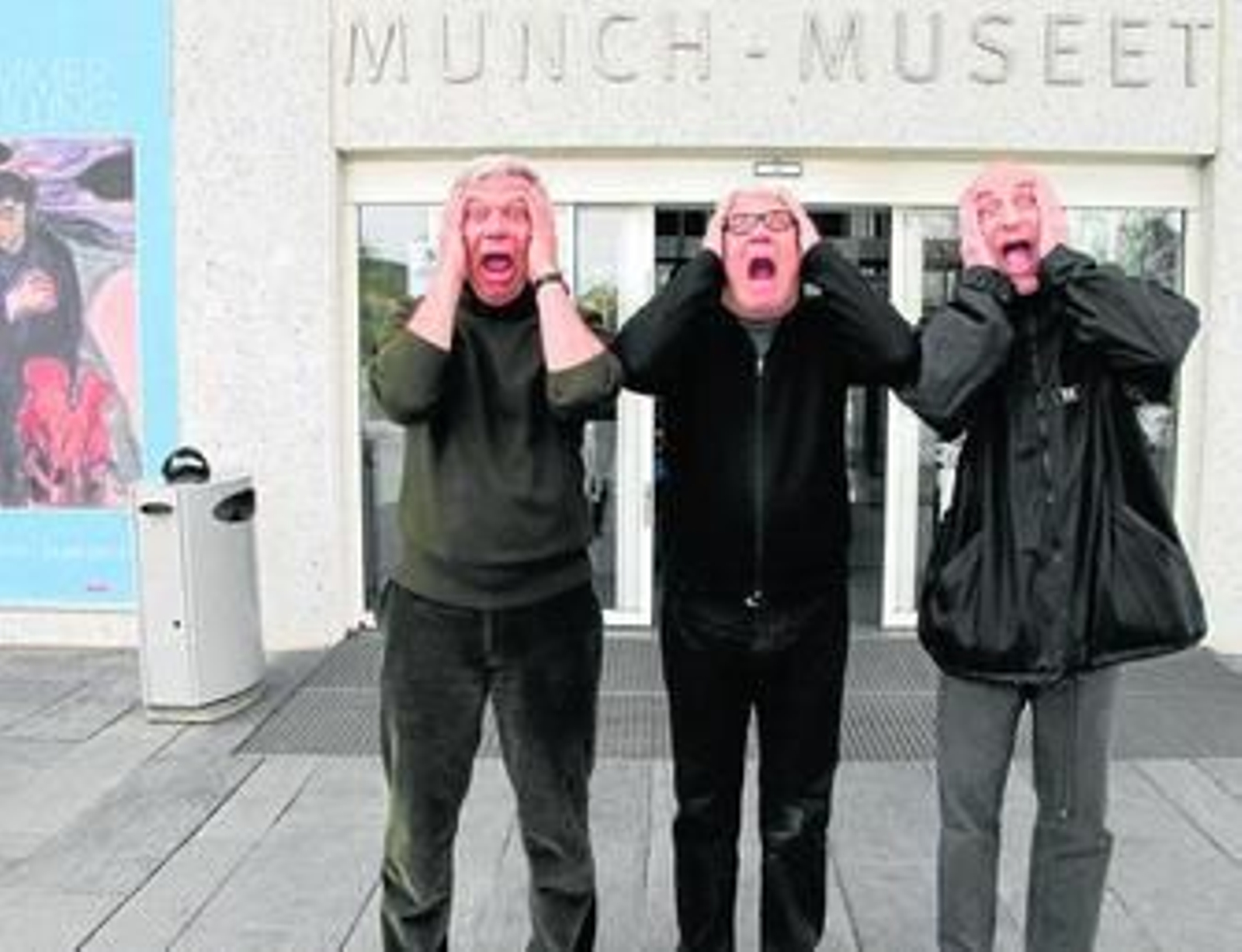 De izquierda a derecha, Carles Sans, Joan Gràcia y Paco Mir escenifican 'El grito' ante el Museo Munch de Oslo.