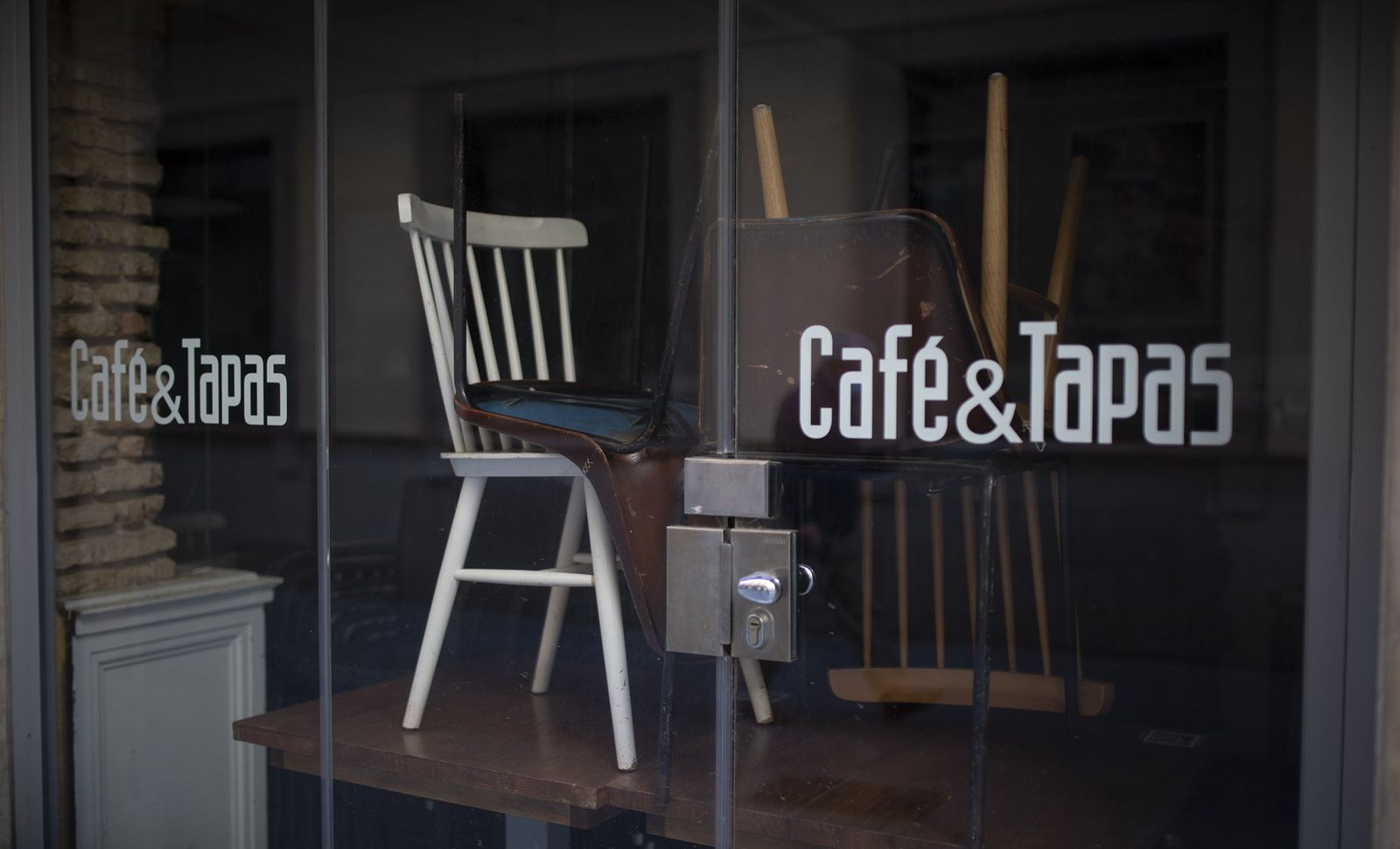 El cierre de los comercios y la hostelería se adelantan en Sevilla