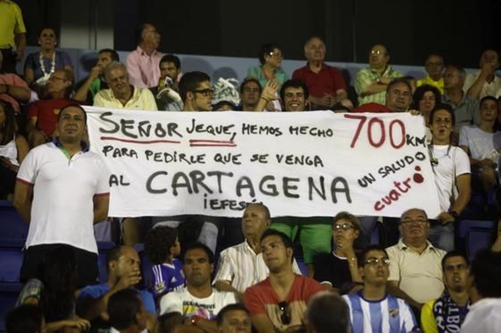 Unos aficionados del Cartagena aprovecharon su estancia en Cádiz para pedirle un favorcito al jeque.

Foto: Jesus Marin