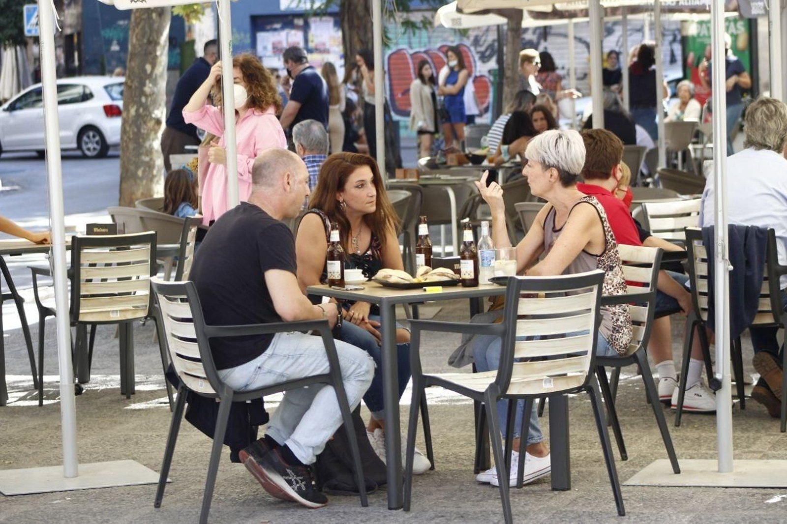 El turismo y la normalidad inundan Granada: terrazas y calles llenas por el Puente del 12 de octubre, en imágenes