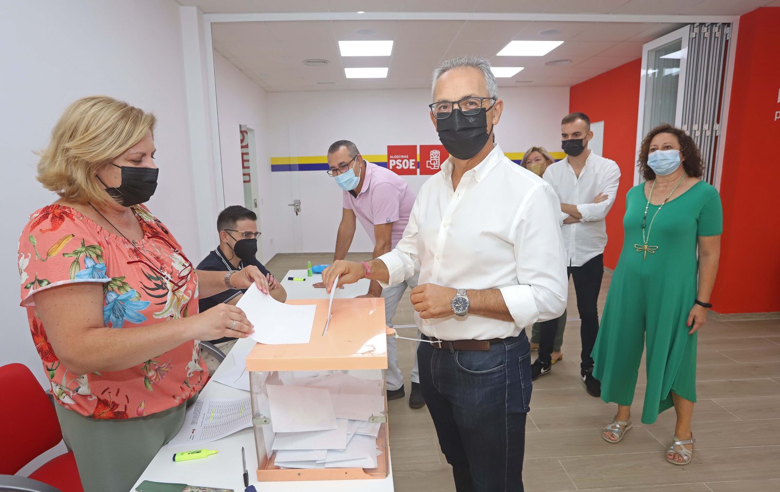Juan Lozano, en el momento de depositar su voto.