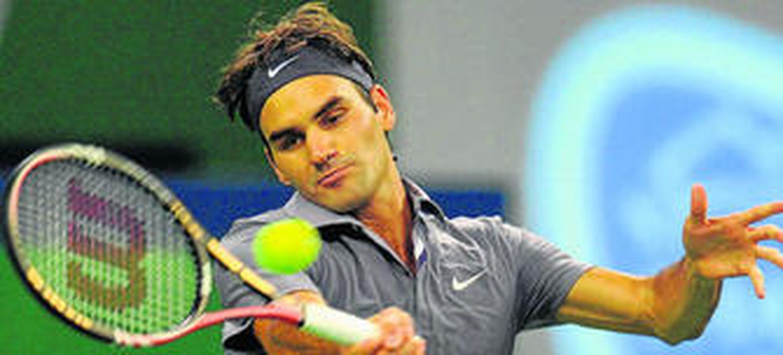 Federer golpea la pelota durante su partido de semifinales ante Djokovic.