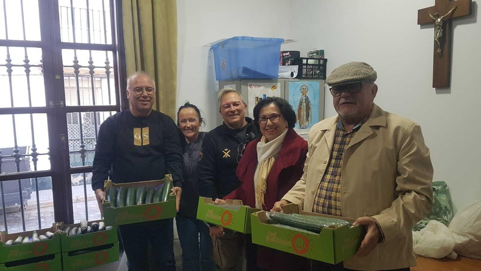Imagen de una de las donaciones de alimentos promovida por la Hermandad.