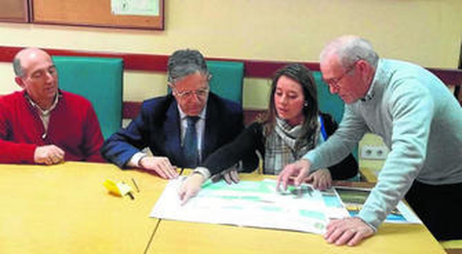 Salvador Fuentes y María Gil supervisan los planos de la nueva infraestructura.
