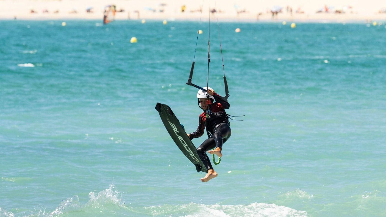 Uno de los jóvenes participantes en el Mundial juvenil de kitesurf de Tarifa.
