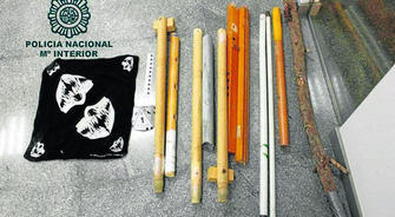 Material empleado por los jóvenes en la pelea incautado por los agentes.