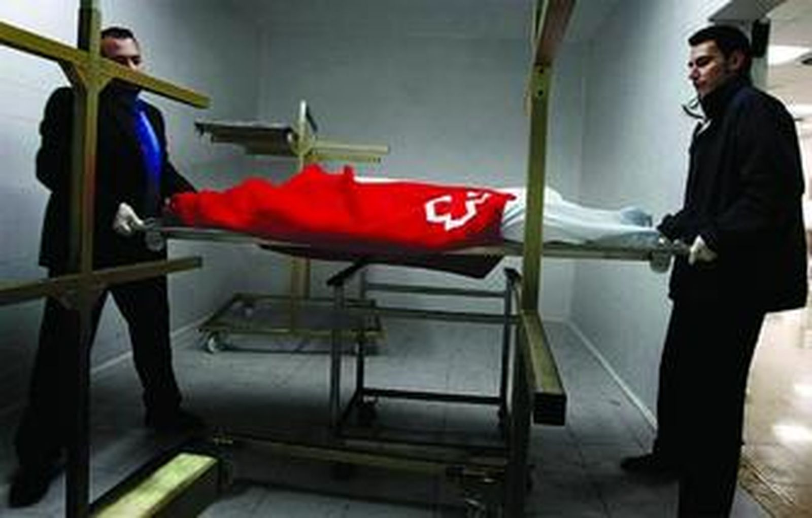 El cadáver localizado en la costa de Vejer, ayer en el Instituto Anatómico Forense de Cádiz.