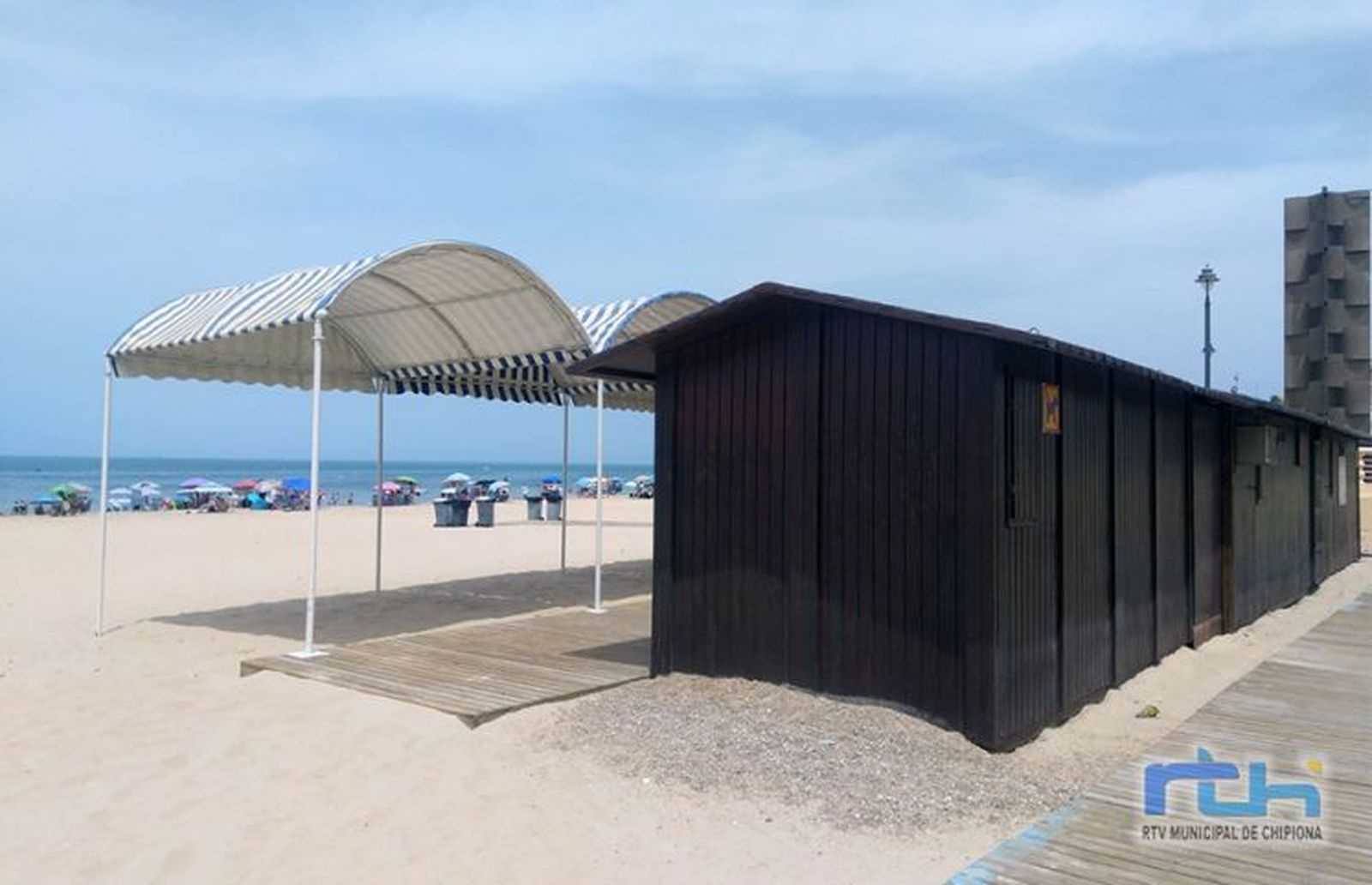 Como cada 15 de junio, este miércoles ha comenzado la temporada alta en las playas de Chipiona.