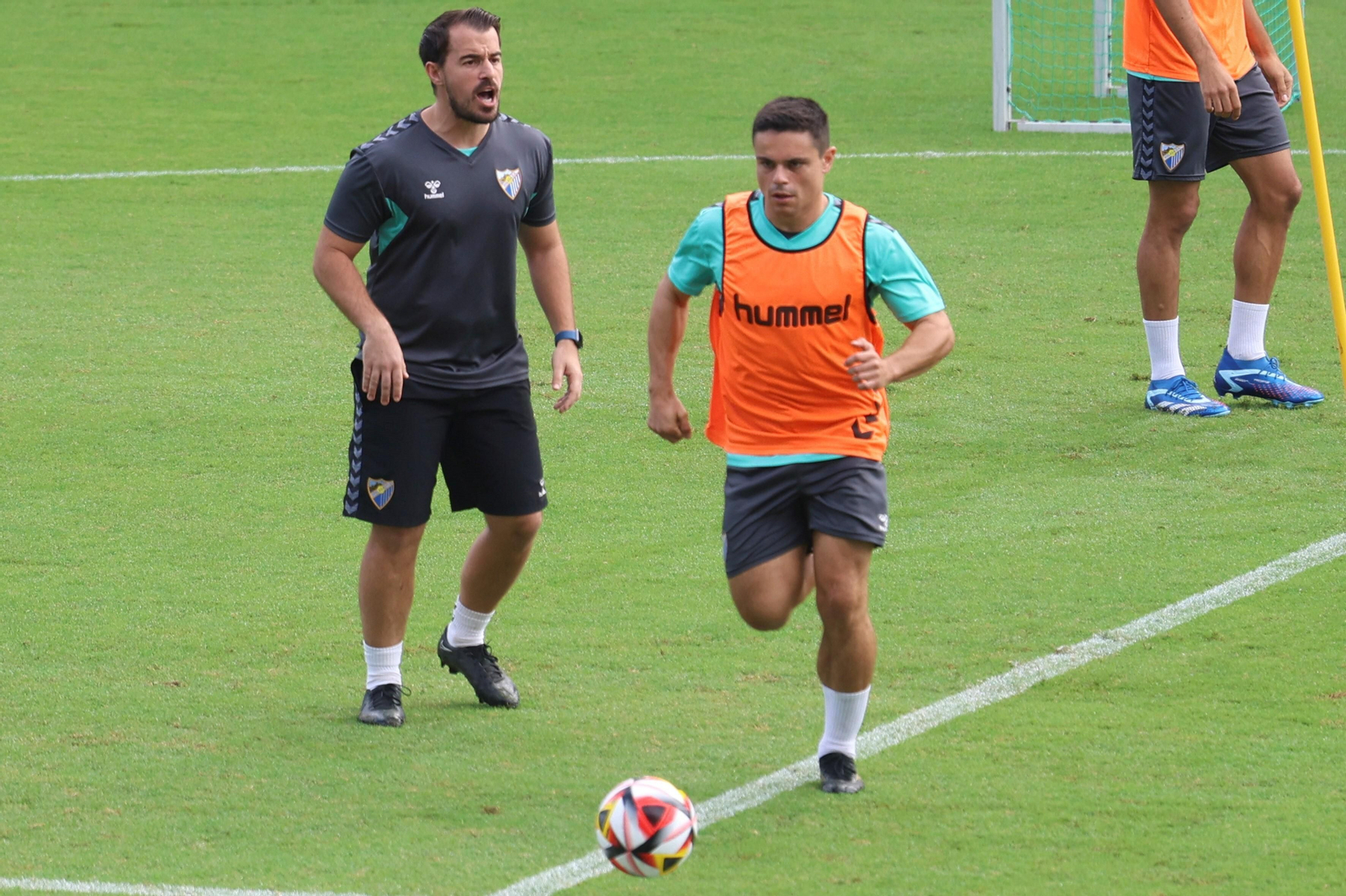 Luca Sangalli conduce un balón. Luca Sangalli conduce un balón.