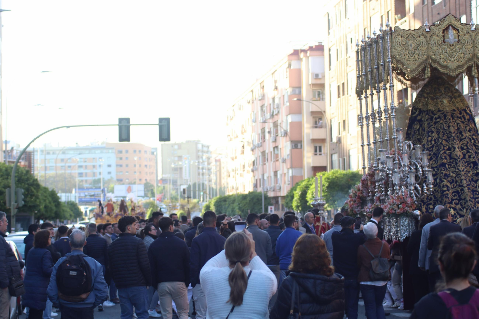 La salida de la hermandad de San Pablo desde el Santuario de los Gitanos