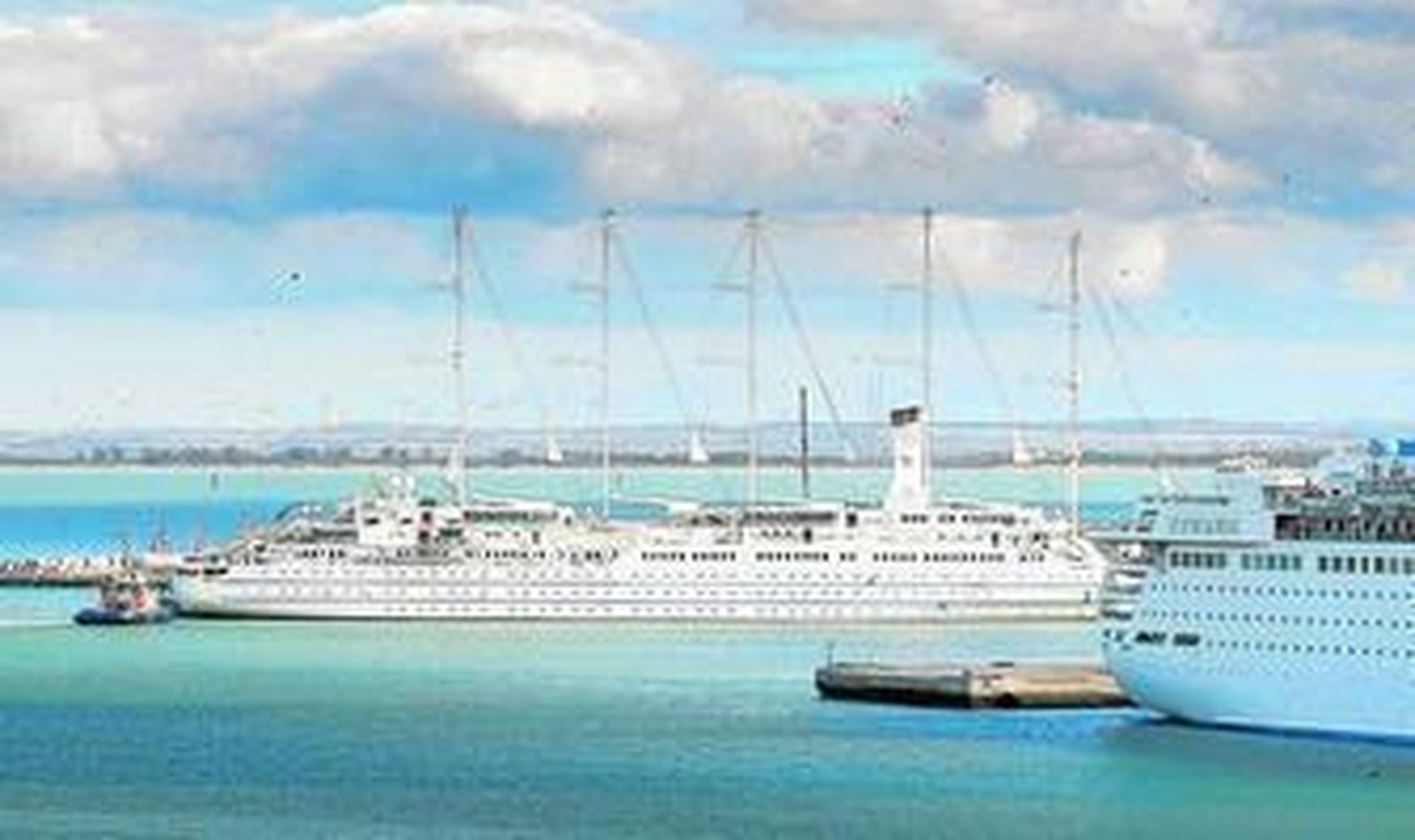 El 'Windsurf', reconocible por sus cinco mástiles, a su entrada ayer en el astillero gaditano donde permanecerá unos 12 días.