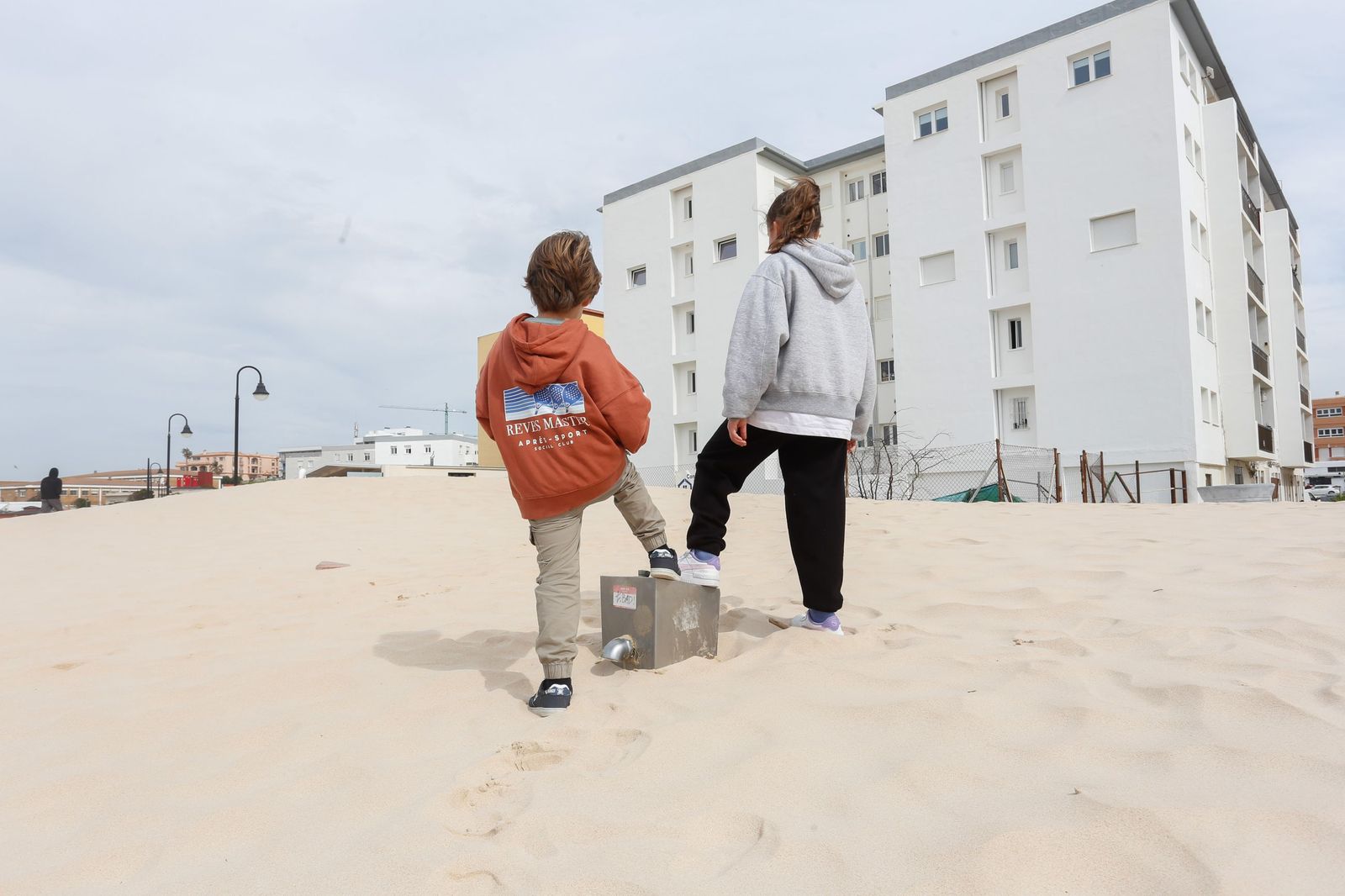 Las fotografías del paseo marítimo de Tarifa cubierto por la arena