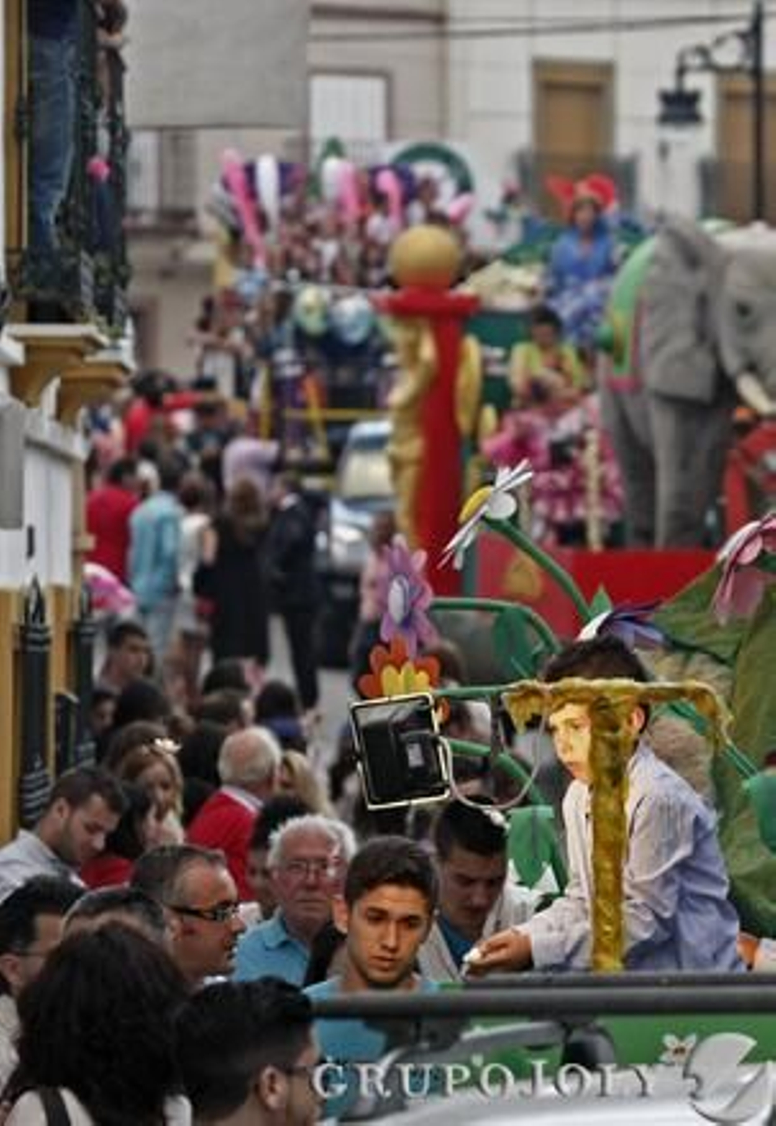 La ubicación de la portada en la avenida Tercer Centenario modifica el recorrido de las seis carrozas.

Foto: Erasmo Fenoy