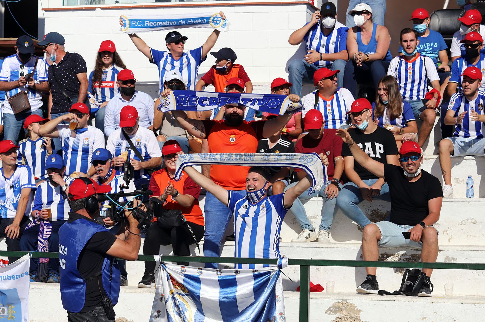 Imágenes de la afición más fiel del Recre en su visita al campo del Antoniano
