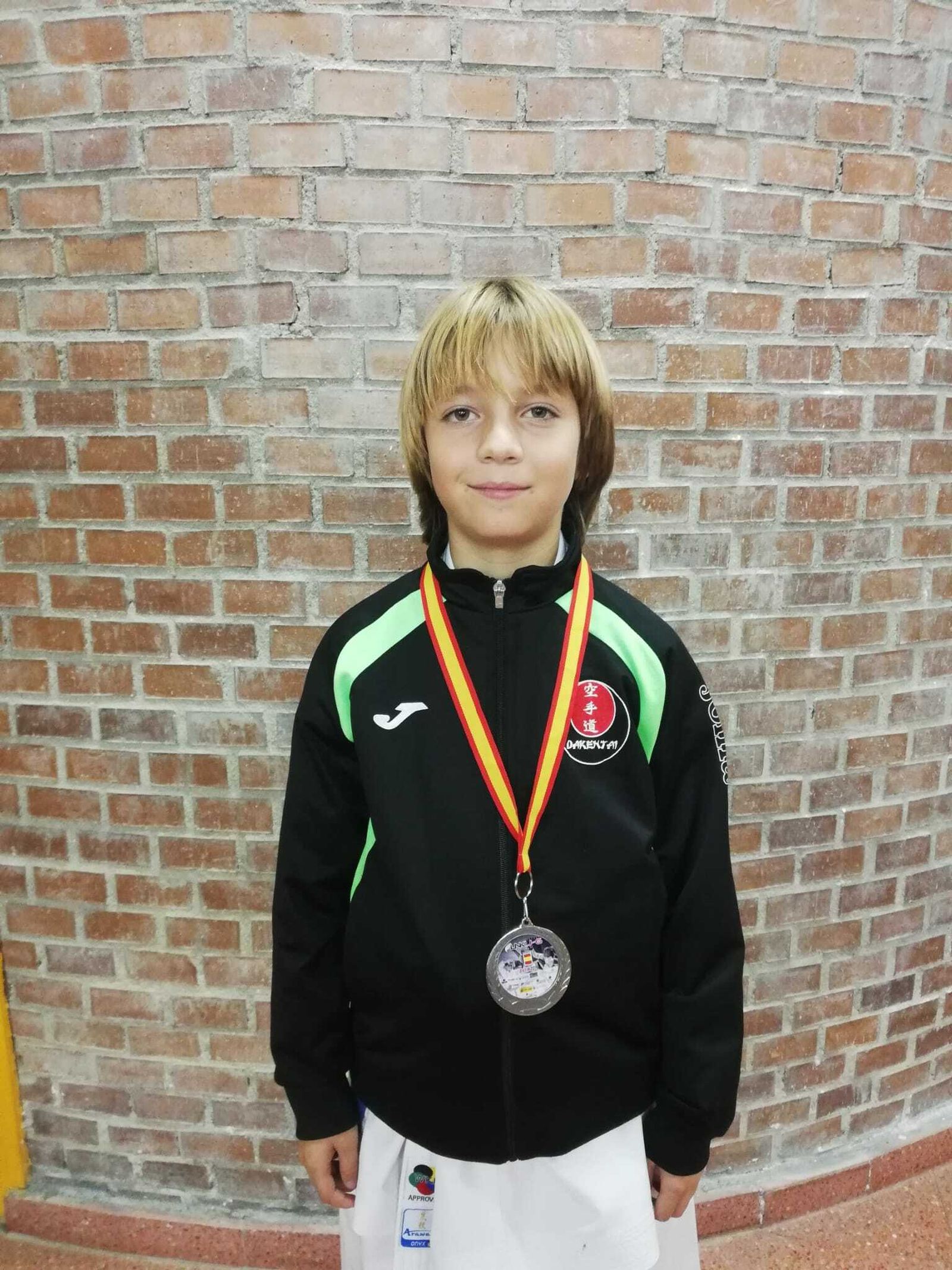 Manuel Campos posa con la plata lograda en Ávila.