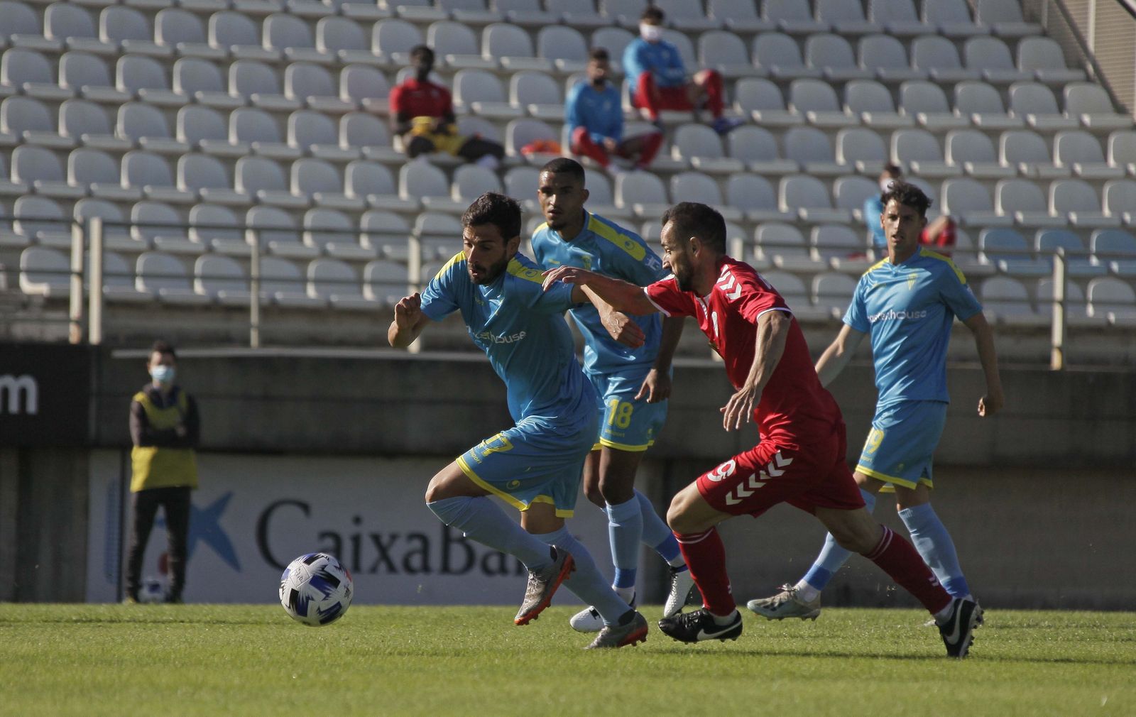 Melchor corre por el balón ante López Silva.