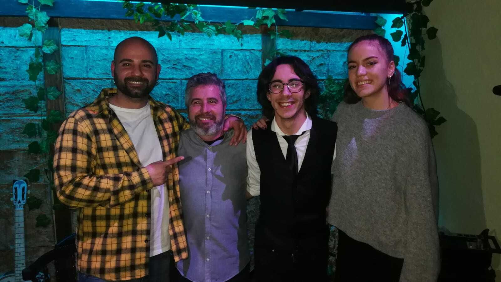 Manuel Verano, con el responsable de El Rincón de la luna, Riverita, y los cantautores Sergio Chaves y Julia González.