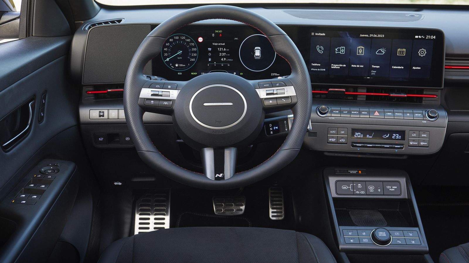 El sistema de infoentretenimiento es actualizable sin necesidad de acudir al taller. Desde la pantalla central se puede variar la disposición de elementos de la instrumentación.