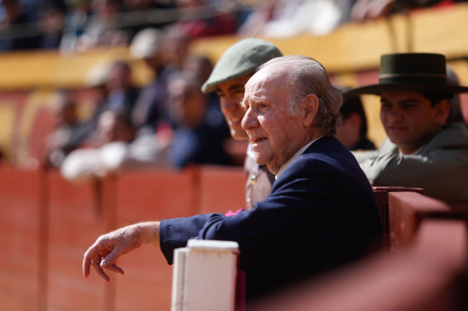 La clase magistral solidaria de Miguelete en la plaza de toros de Las Palomas de Algeciras, en imágenes