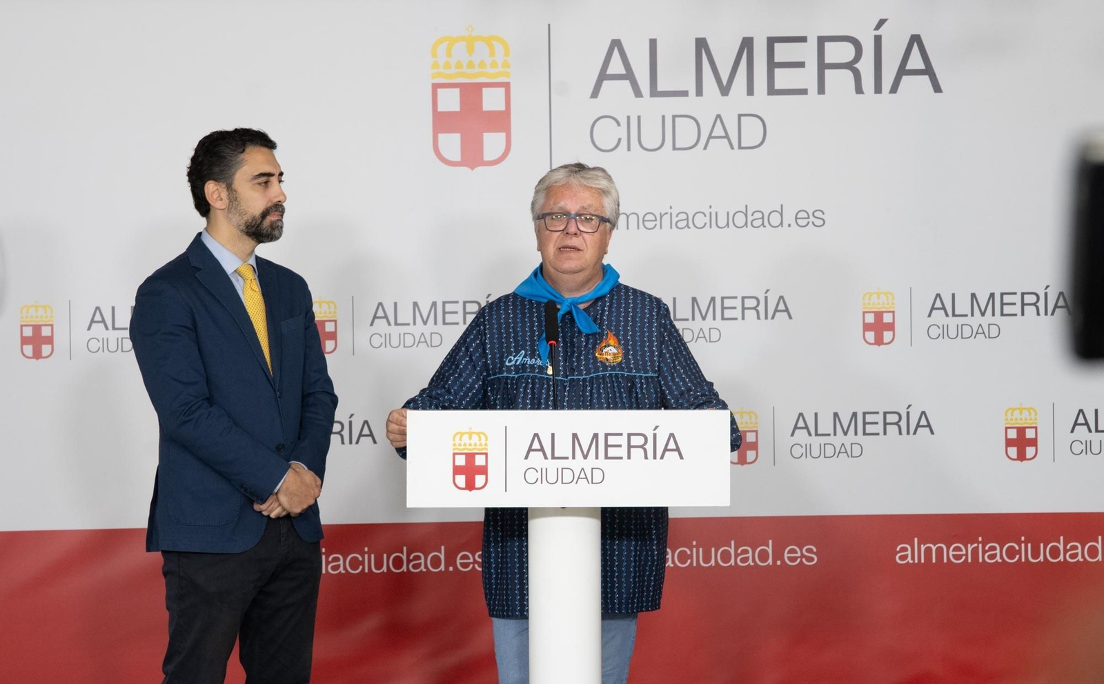 El presidente de la Asociación ‘Falles pel Món’, José Amores, con Pérez de la Blanca