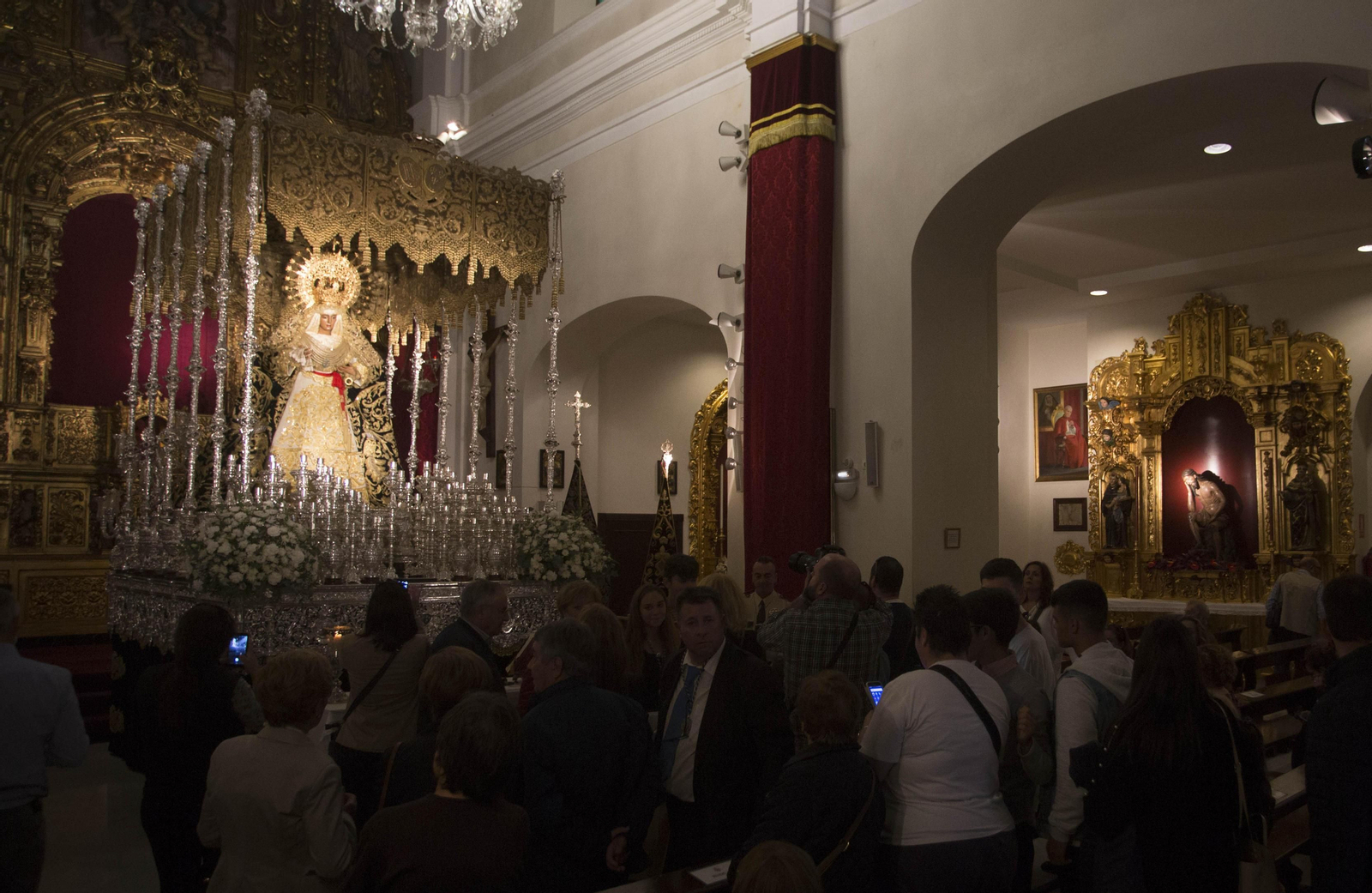Multitud de devotos acuden a la Capilla de los Marineros para contemplar a la Virgen de la Esperanza en su paso.
