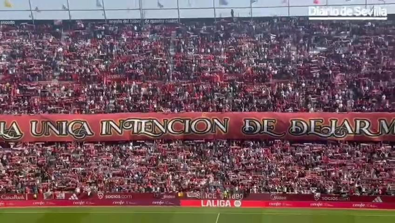 El impresionante tifo en el Sevilla-Oviedo que ha ocupado ¡todo el Ramón Sánchez-Pizjuán!