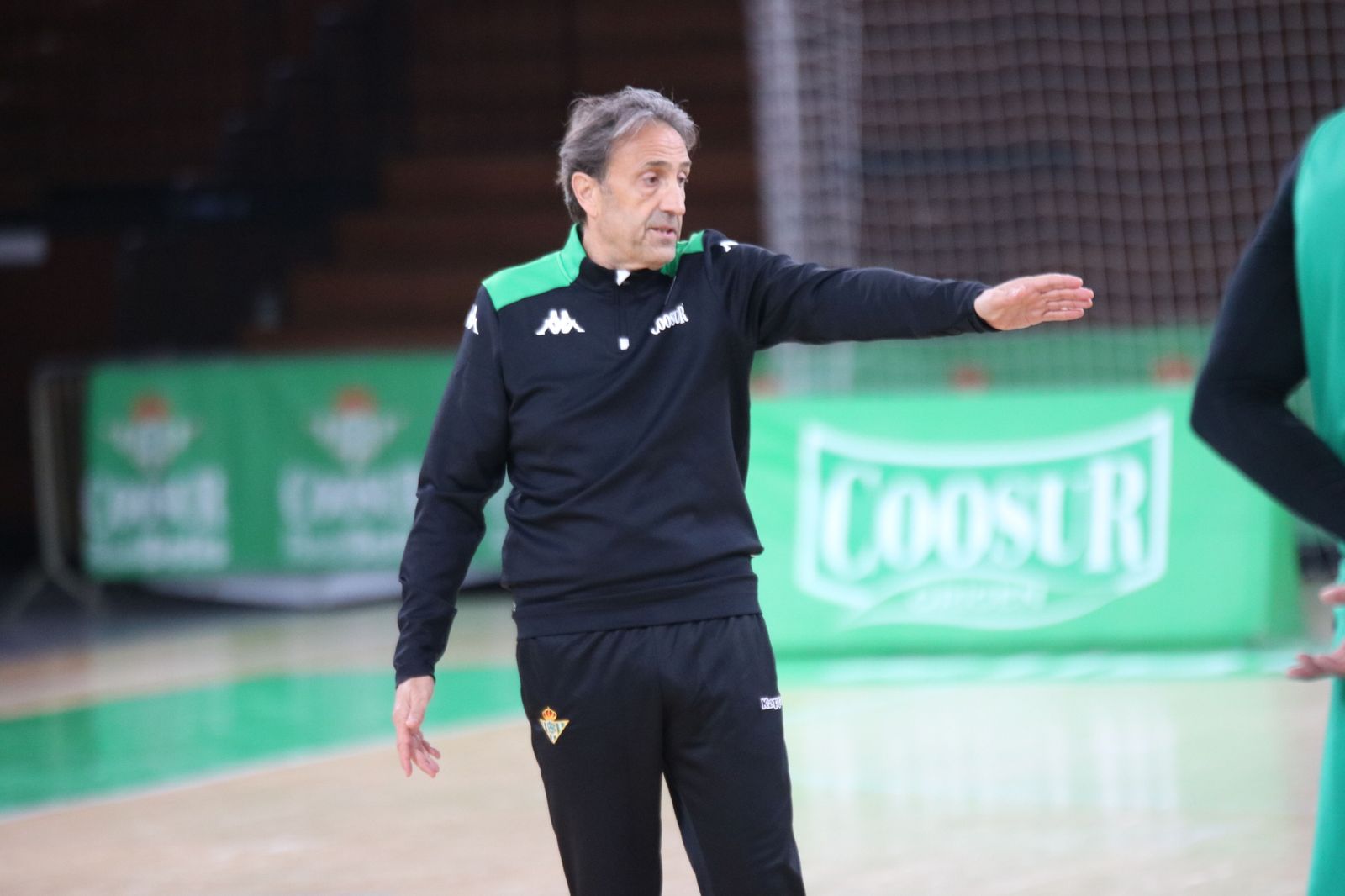 Luis Casimiro dirige un entrenamiento del Coosur Betis.
