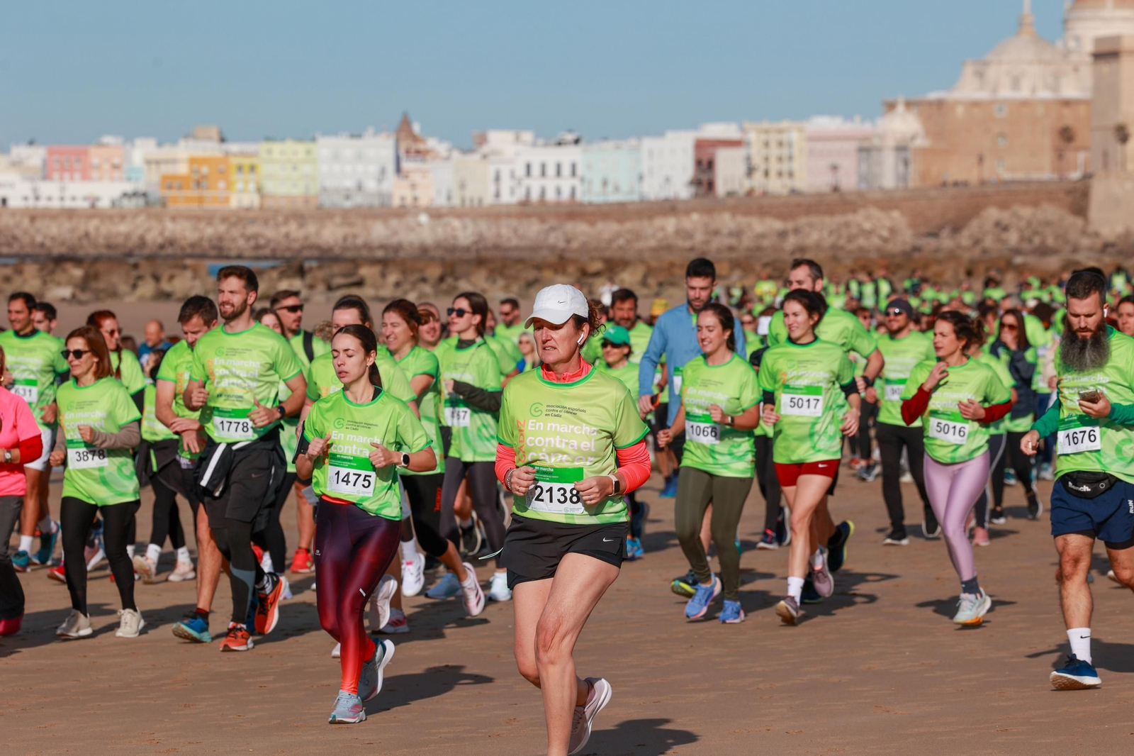 Búscate en las fotos de la XI Carrera en Marcha Contra el Cáncer de Cádiz