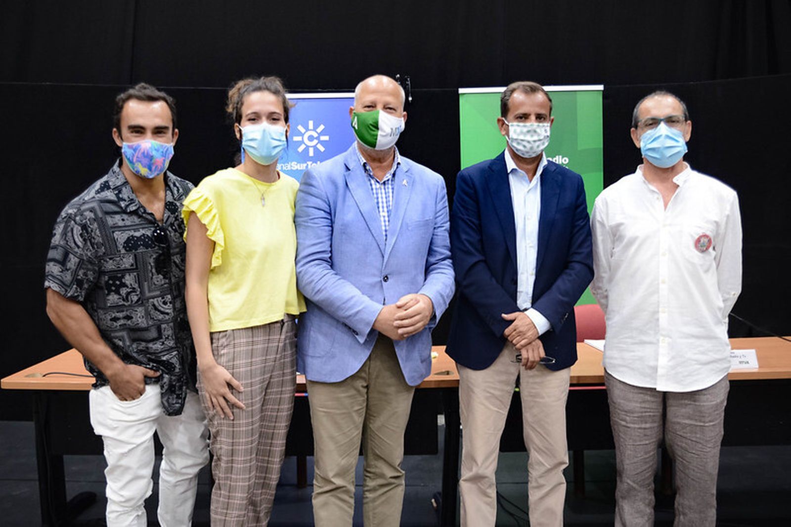 El consejero Imbroda, el director general de la RTVA, el director y los presentadores de 'La Banda'