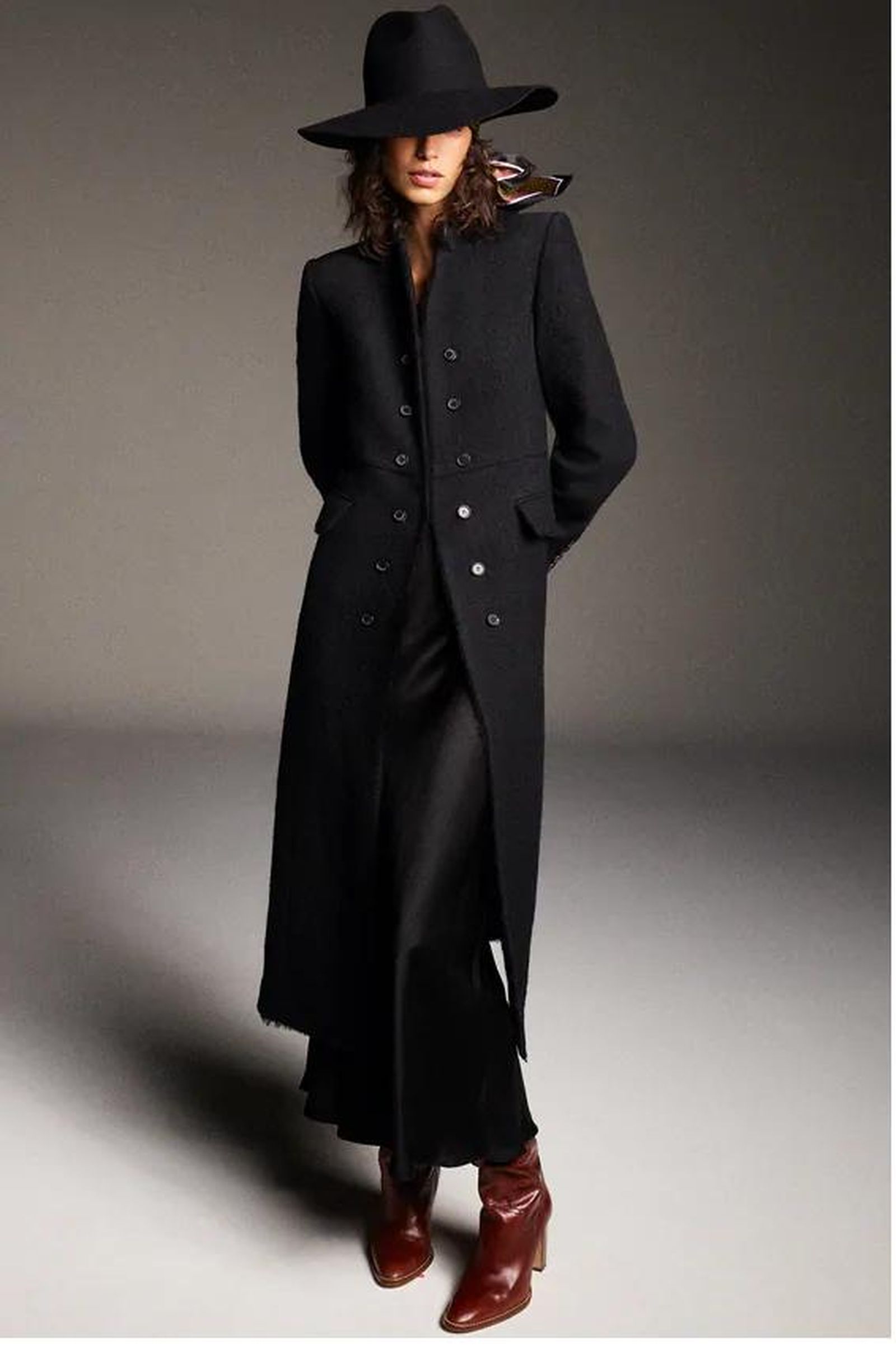 Abrigo de lana negro de Zara.