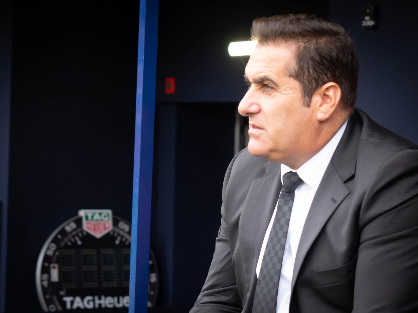 José Ramón Sandoval sigue un partido desde el banquillo.