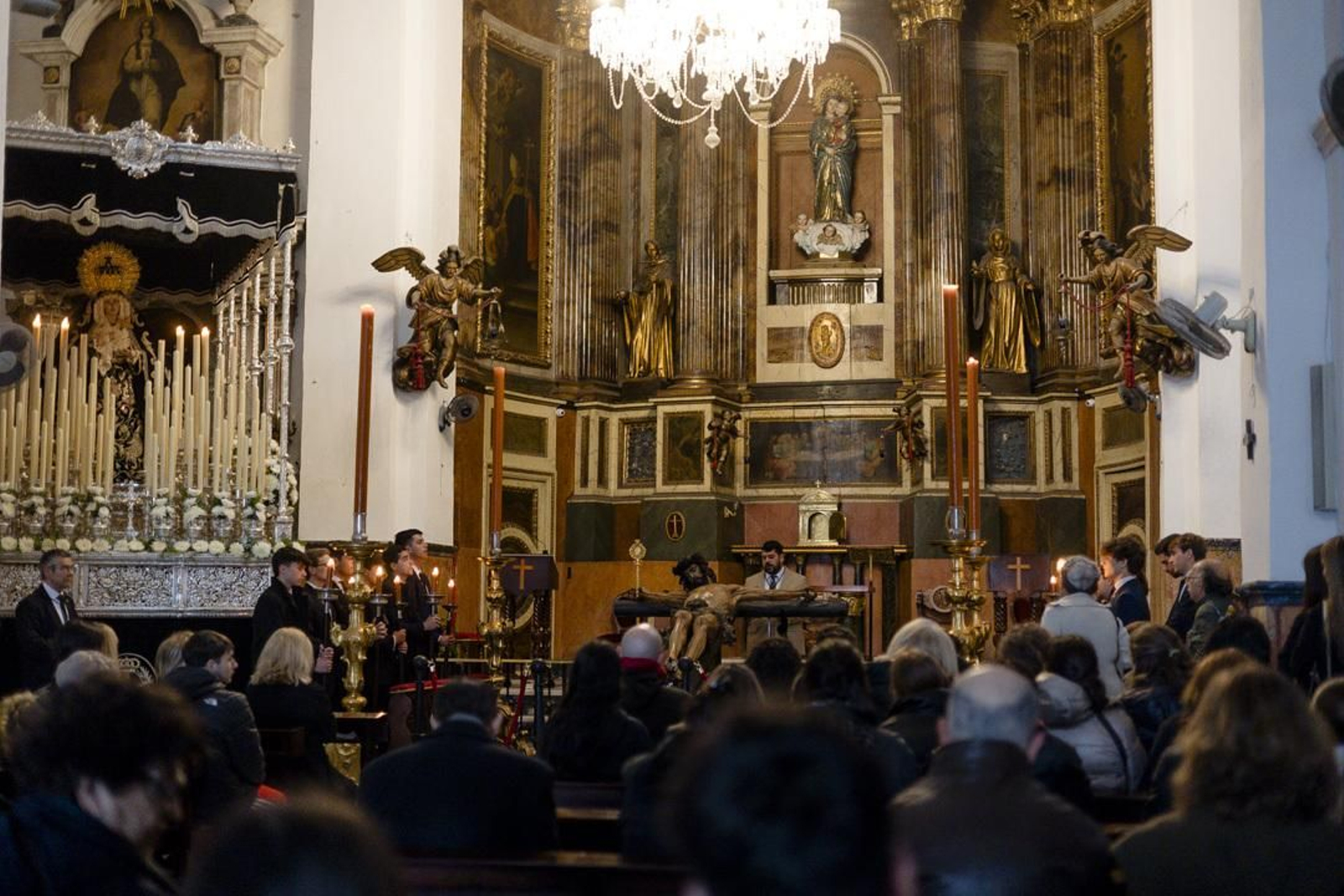 Las imágenes de la cofradía de la Buena Muerte este Viernes Santo en la Semana Santa de Cádiz de 2024
