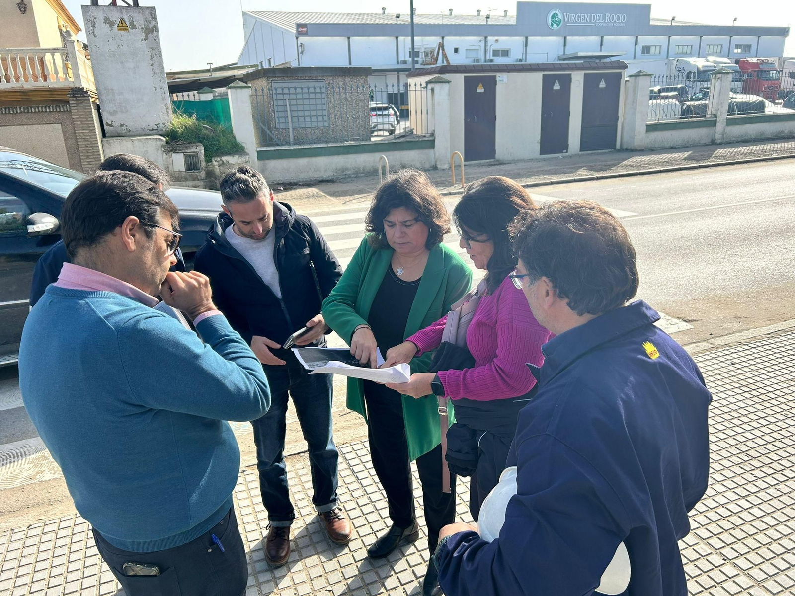 Carmen Álvarez junto a técnicos de Endesa. Carmen Álvarez junto a técnicos de Endesa.