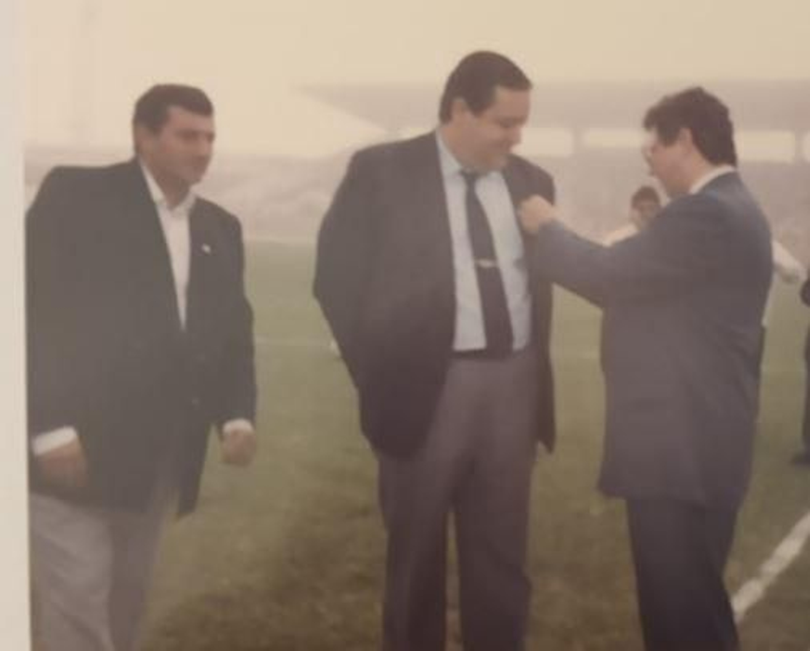 Monteagud impone el escudo de oro de la Balona a Eduardo Herrera en presencia de Paco Becerra