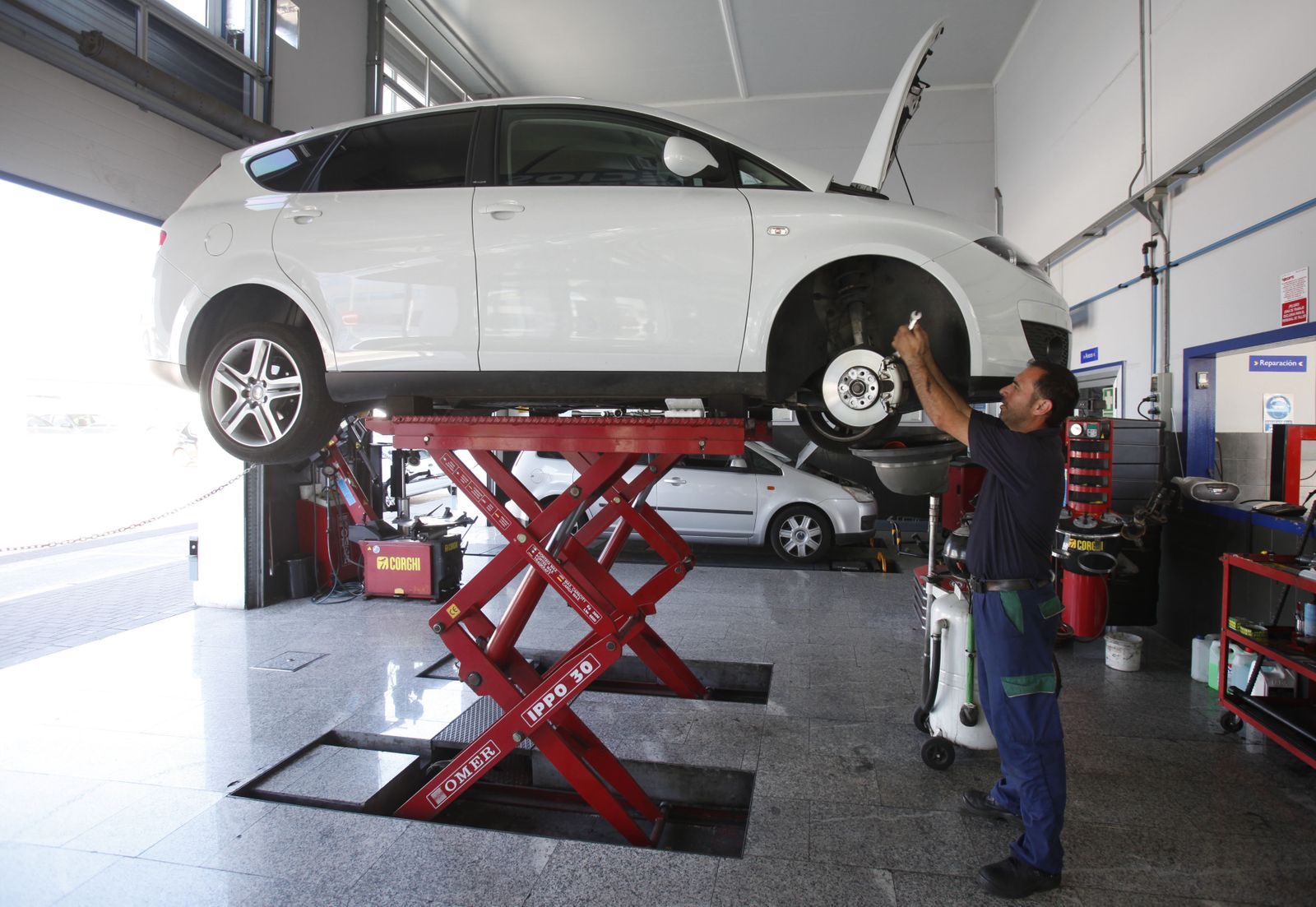 Un mecánico realiza una revisión previa de vacaciones.