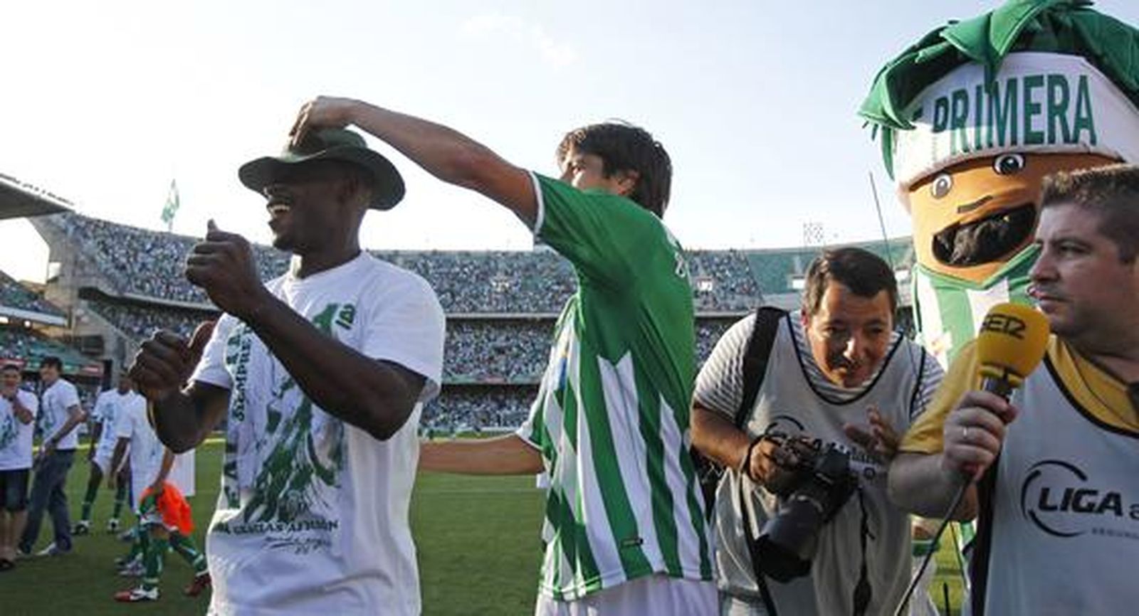 El Betis pone el broche de oro a la temporada con el título de la Liga Adelante. / Antonio Pizarro