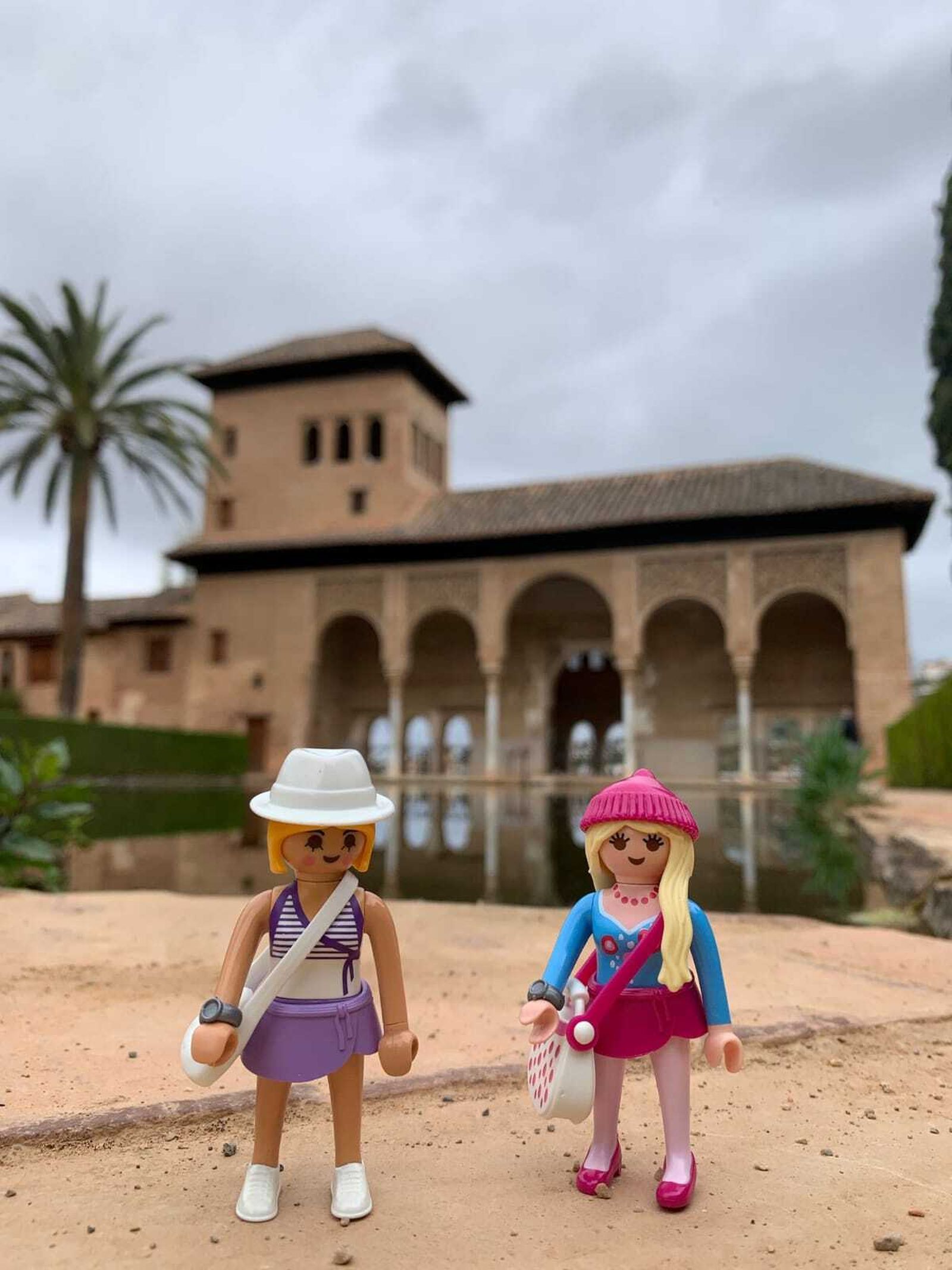 Dos turistas visitando la Alhambra