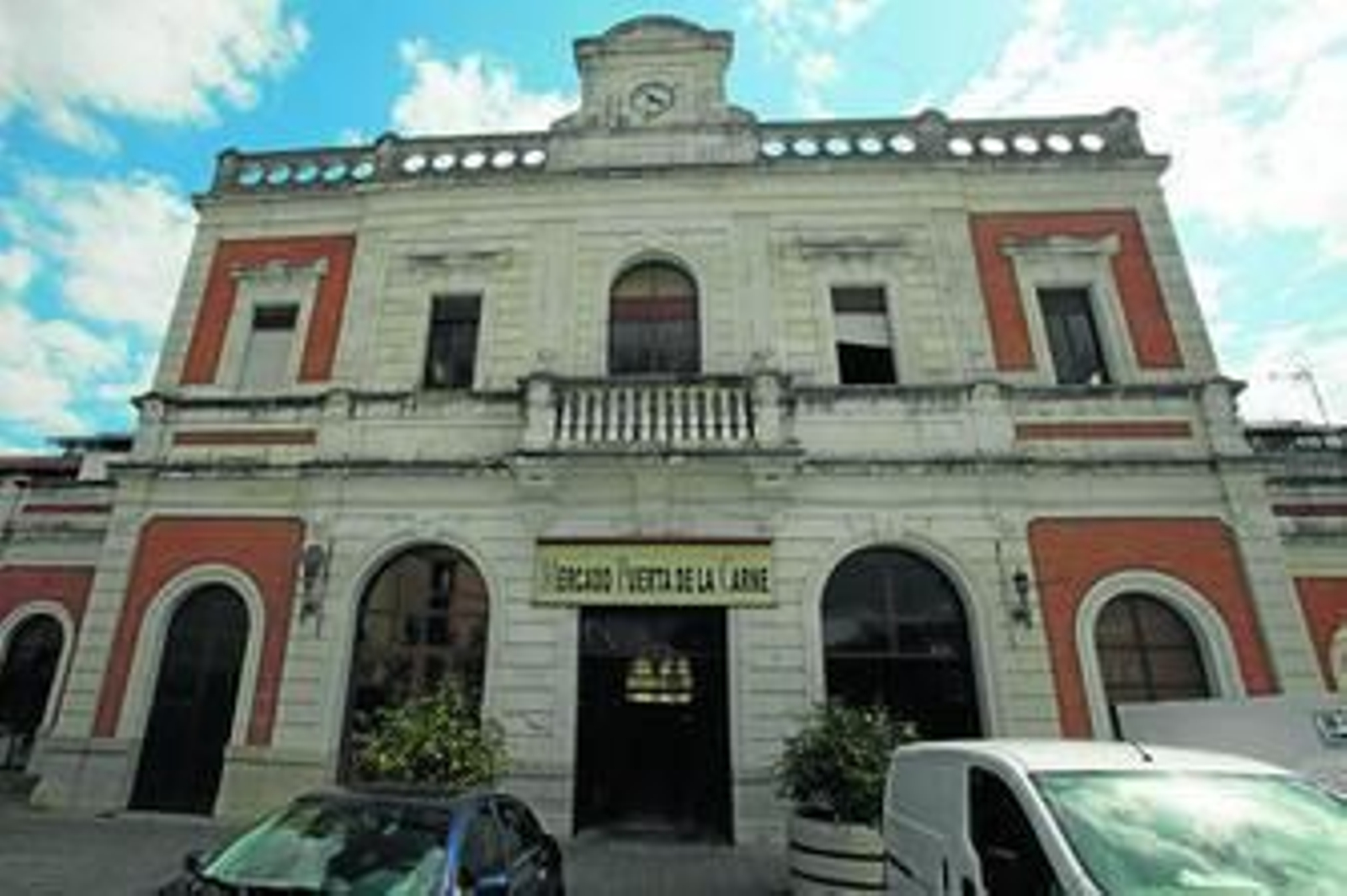 Fachada principal de lo que fue la estación de viajeros, uno de los accesos al mercado provisional de la Puerta de la Carne.