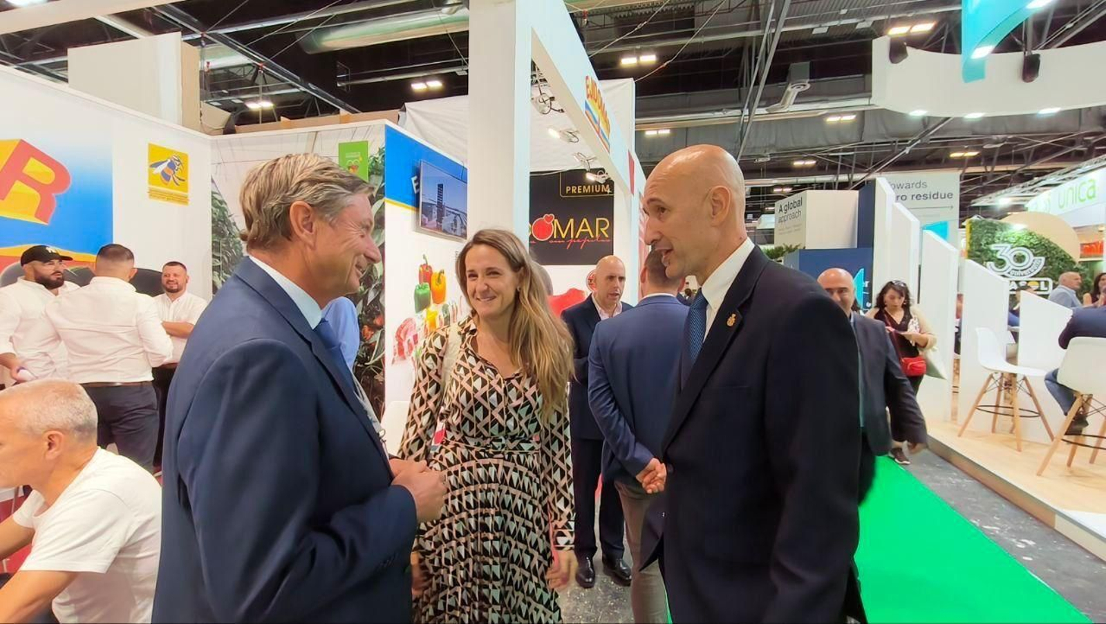 Los diputados provinciales, Montserrat Cervantes y Edmundo Goncer visitan a las empresas.