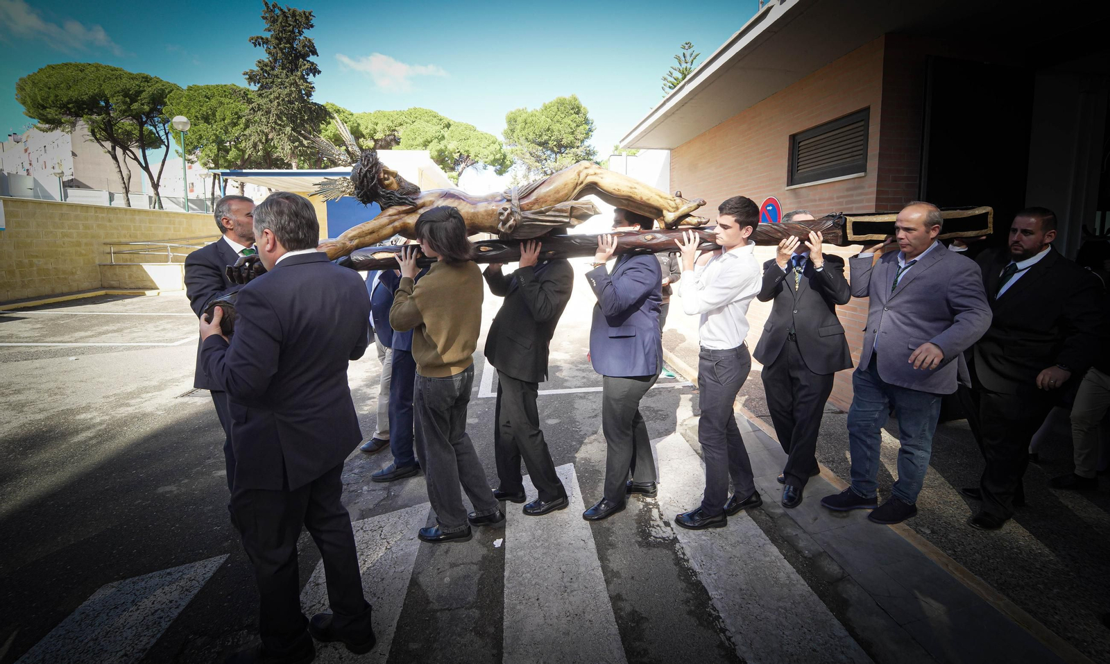 Imágenes del Cristo de la Esperanza con los ancianos del San Juan Grande en Jerez