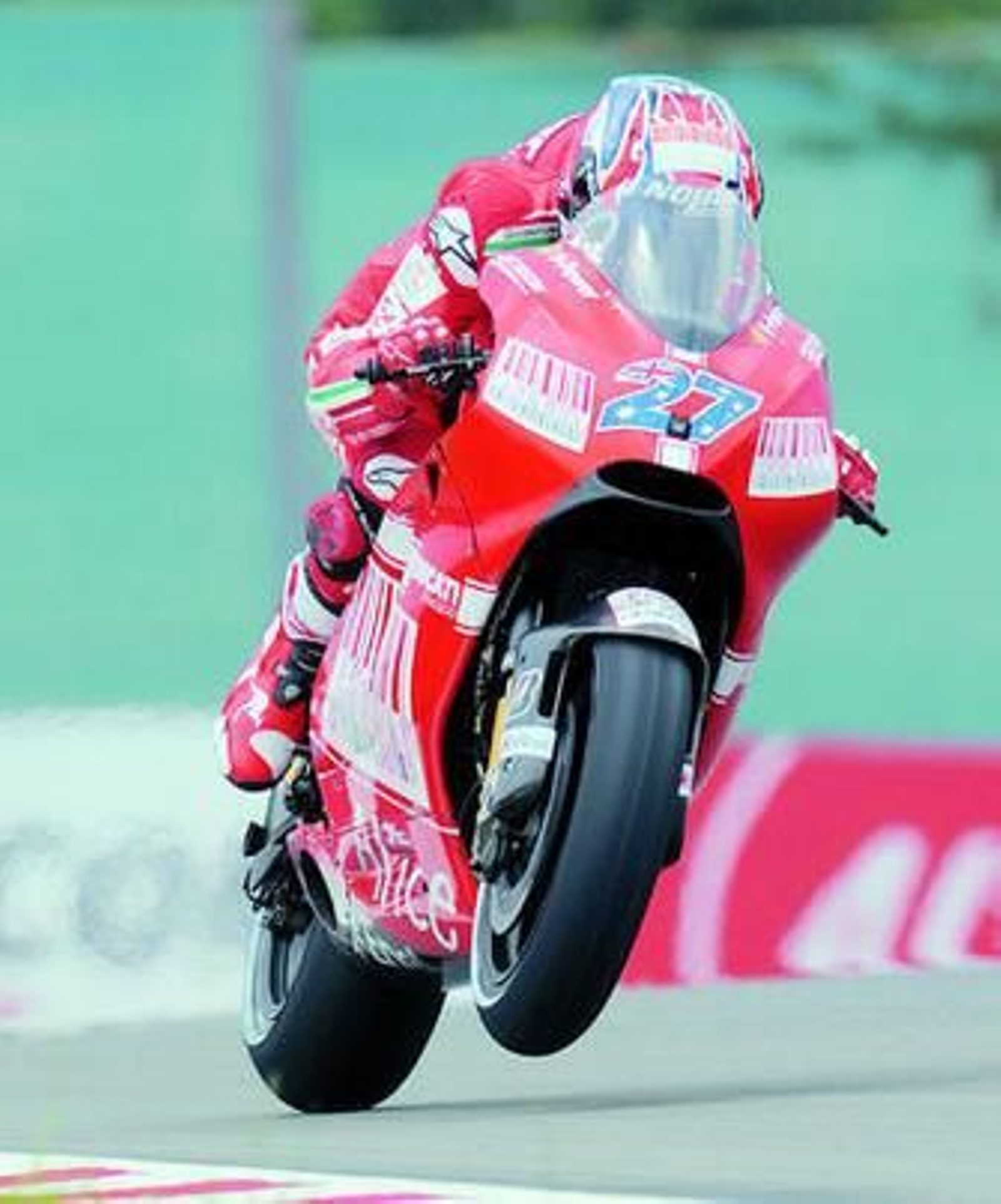 Stoner, líder en MotoGP.