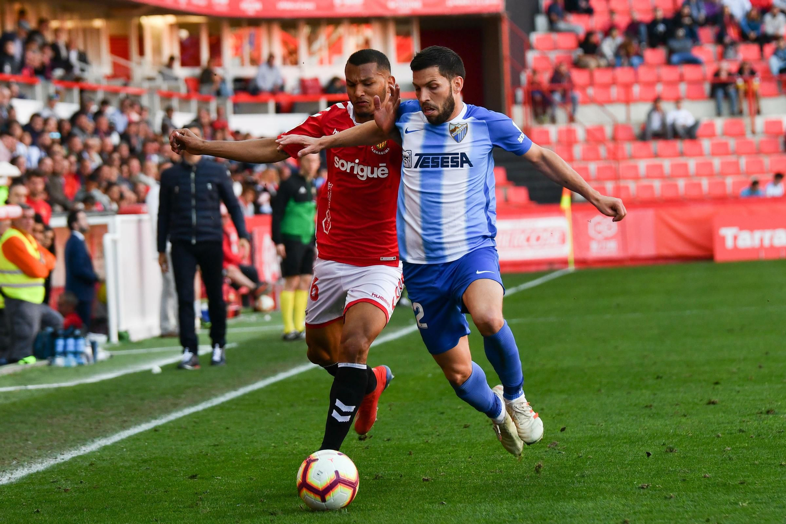 Dani Pacheco disputa un esférico con Luis Suárez.